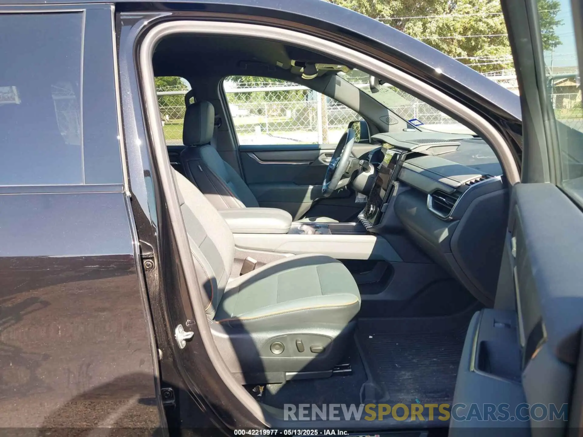 5 Photograph of a damaged car 1GKENPRS1SJ114921 GMC ACADIA 2025