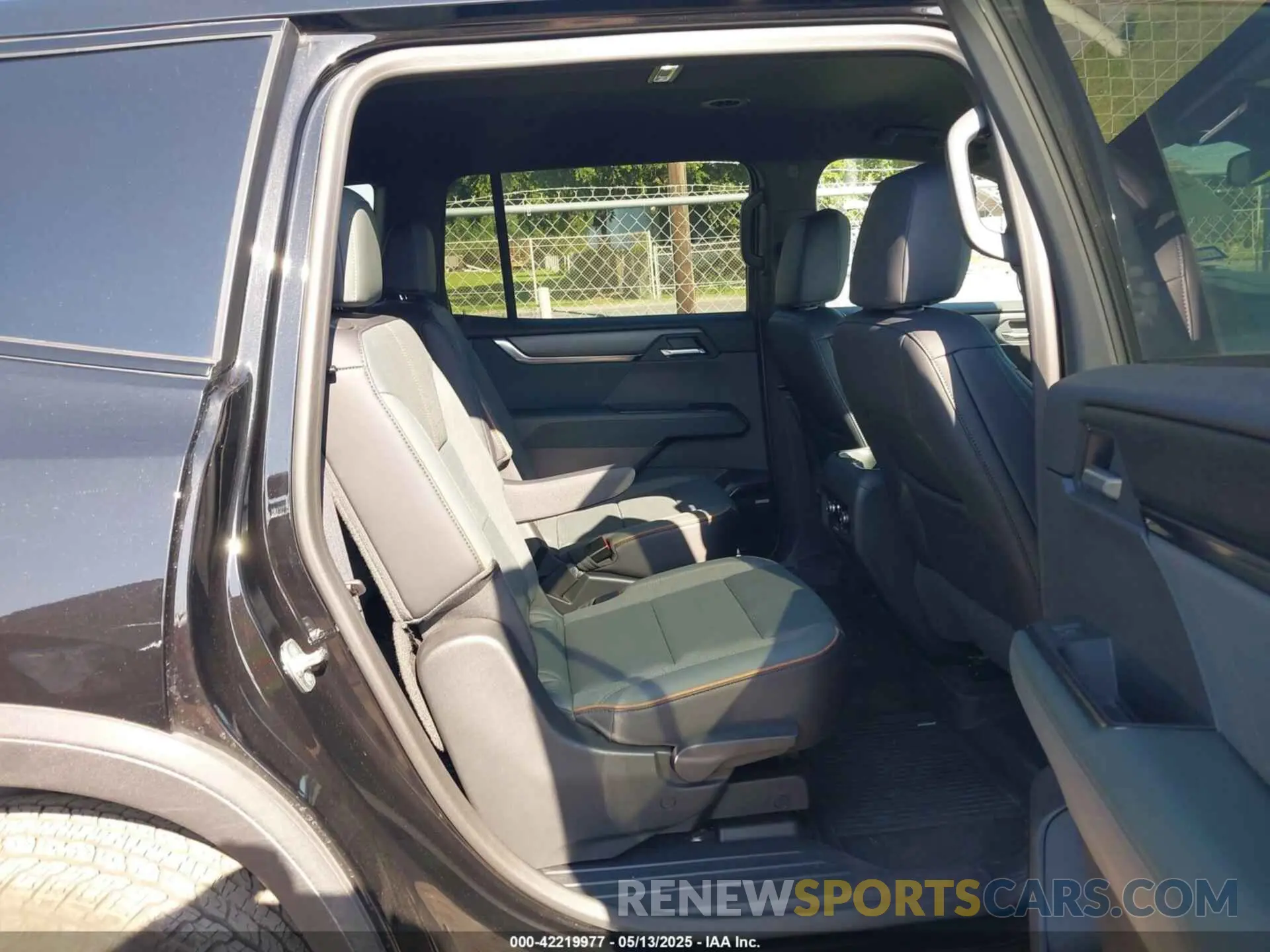 8 Photograph of a damaged car 1GKENPRS1SJ114921 GMC ACADIA 2025