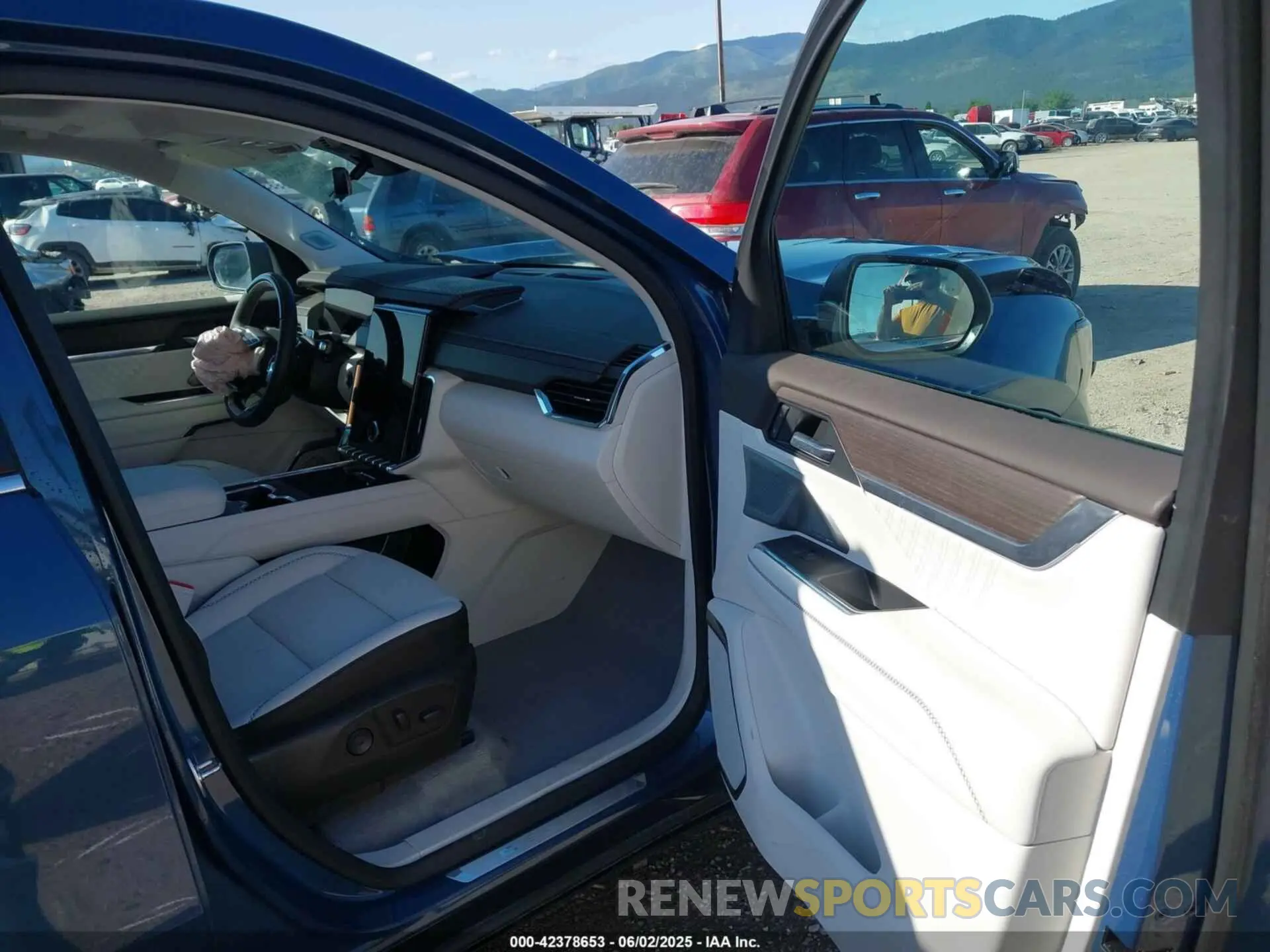 5 Photograph of a damaged car 1GKENRRS8SJ136829 GMC ACADIA 2025
