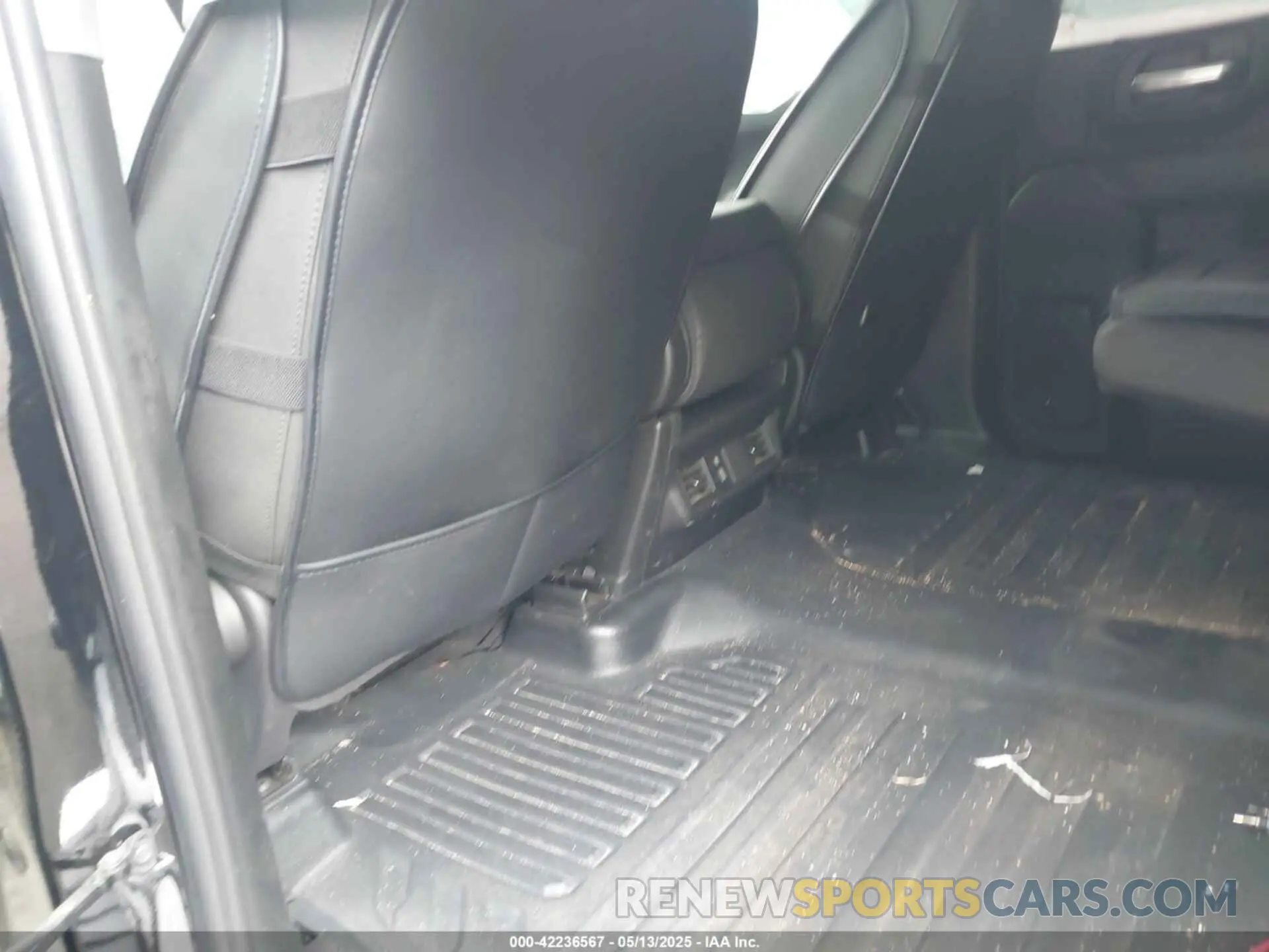 7 Photograph of a damaged car 1GT4ULEY4SF142664 GMC C2500 2025