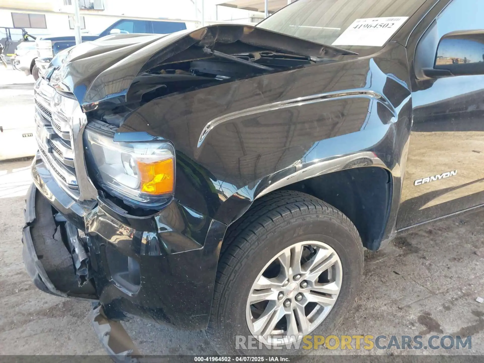 17 Photograph of a damaged car 1GTG5CEN2K1238175 GMC CANYON 2019