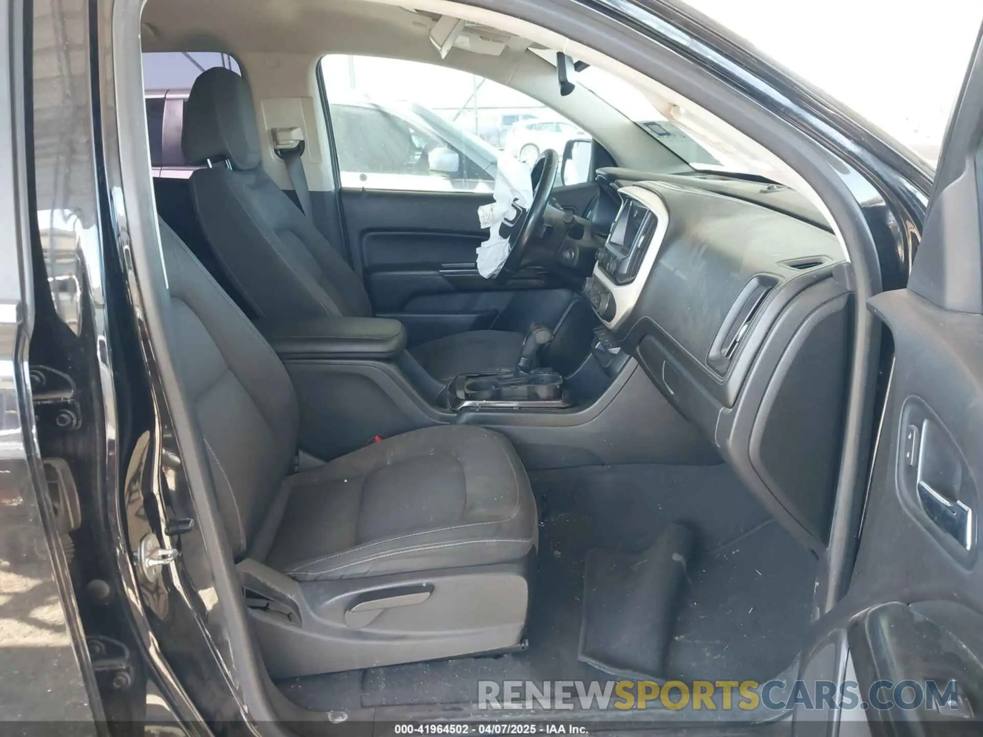 5 Photograph of a damaged car 1GTG5CEN2K1238175 GMC CANYON 2019