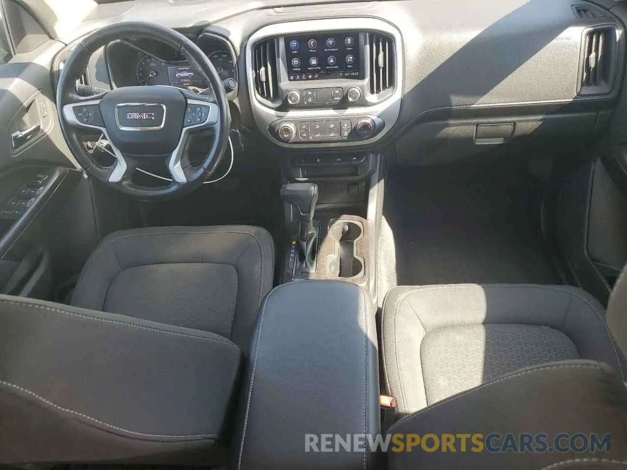 8 Photograph of a damaged car 1GTG5CEN2K1355173 GMC CANYON 2019
