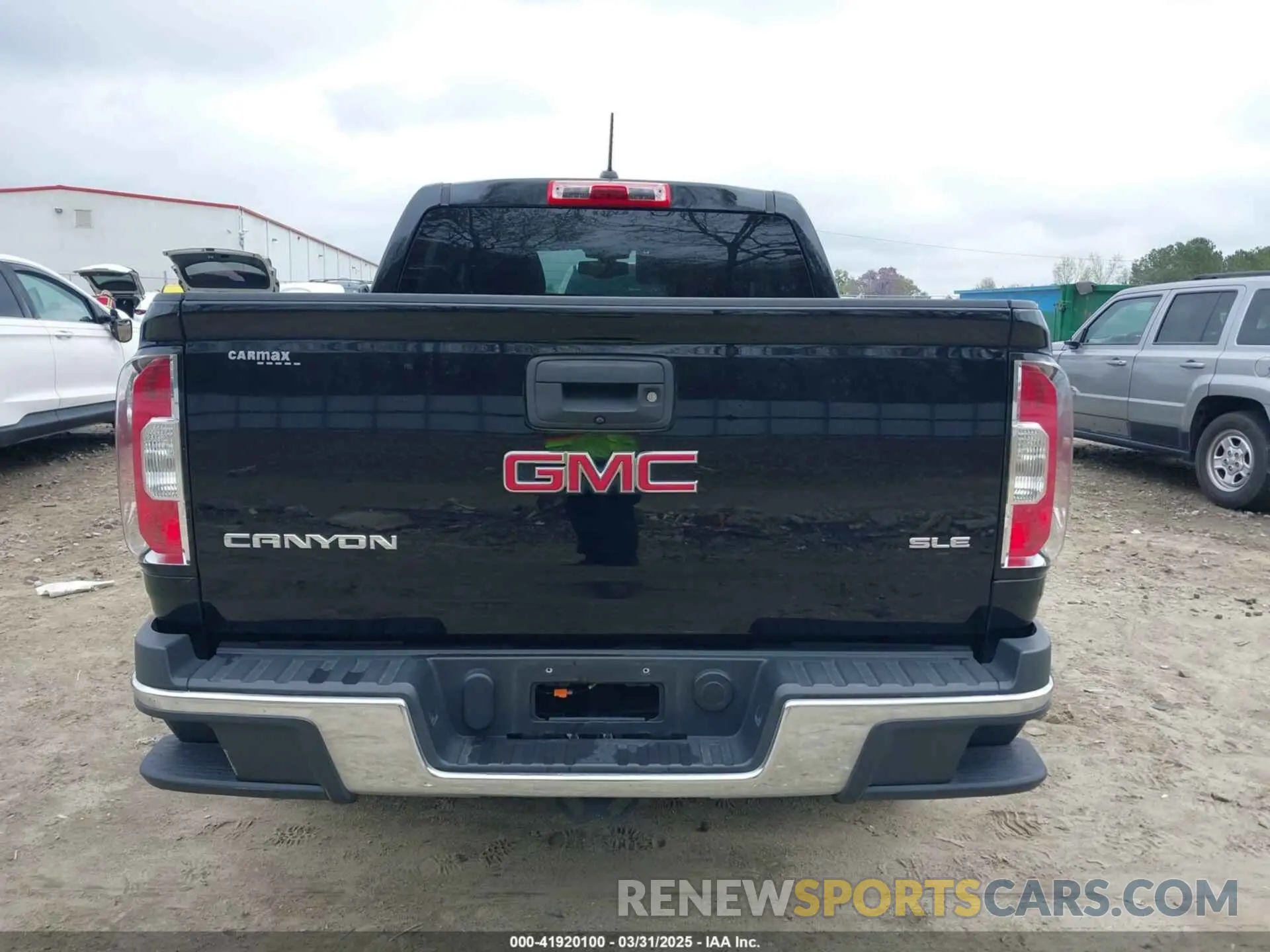 16 Photograph of a damaged car 1GTG6CEN4K1329011 GMC CANYON 2019
