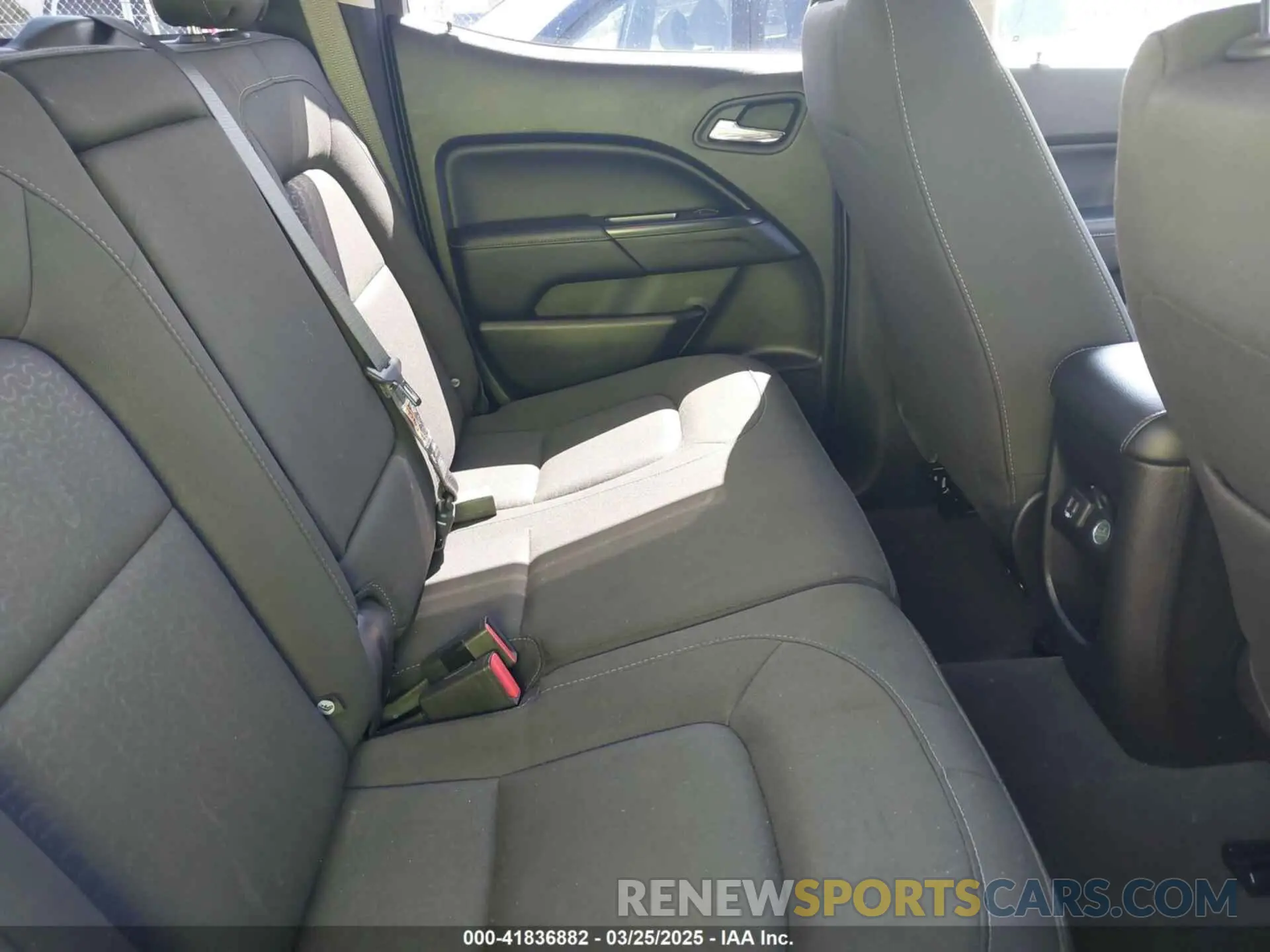 8 Photograph of a damaged car 1GTG6CEN6K1345758 GMC CANYON 2019