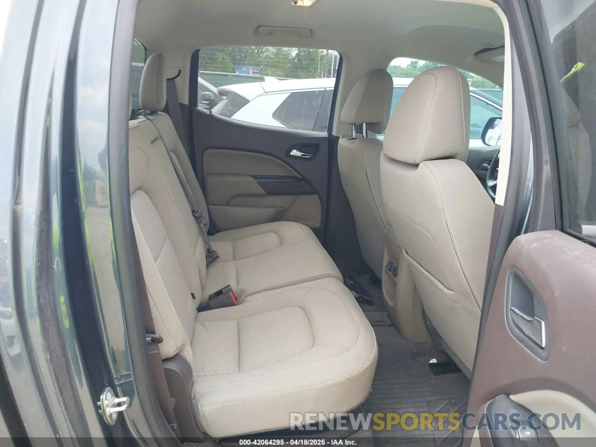 8 Photograph of a damaged car 1GTG6CENXK1261278 GMC CANYON 2019