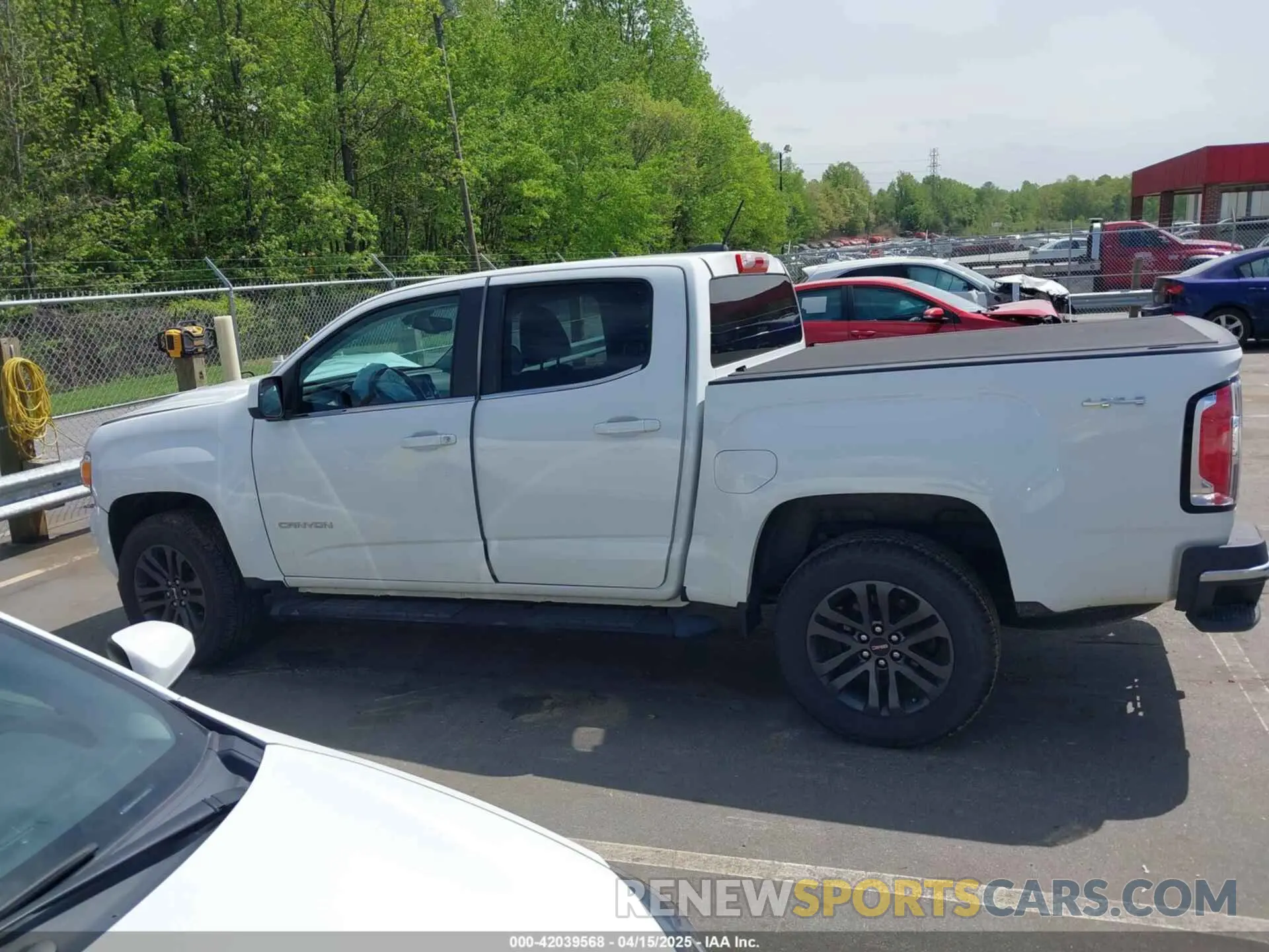 14 Photograph of a damaged car 1GTG6CENXK1319647 GMC CANYON 2019