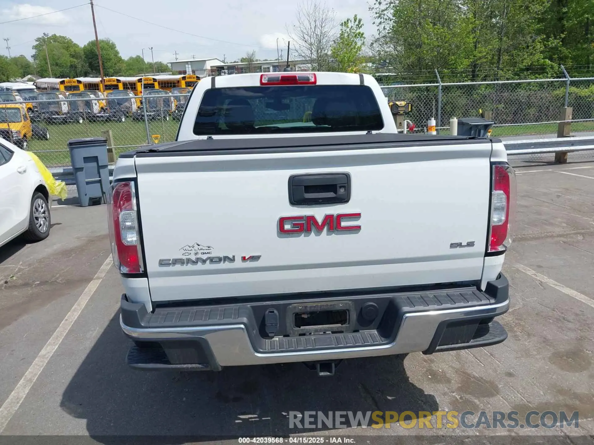 16 Photograph of a damaged car 1GTG6CENXK1319647 GMC CANYON 2019