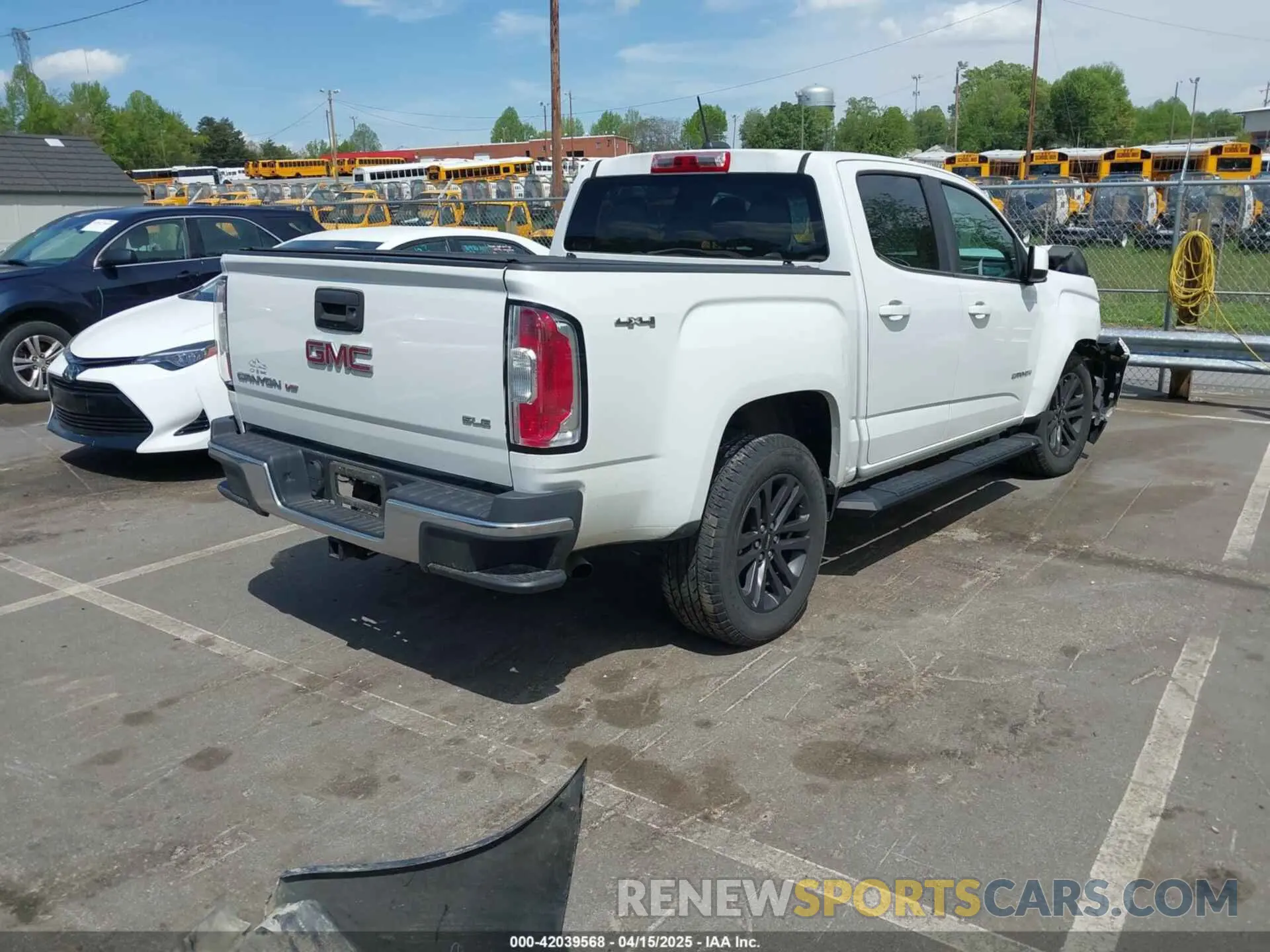 4 Photograph of a damaged car 1GTG6CENXK1319647 GMC CANYON 2019