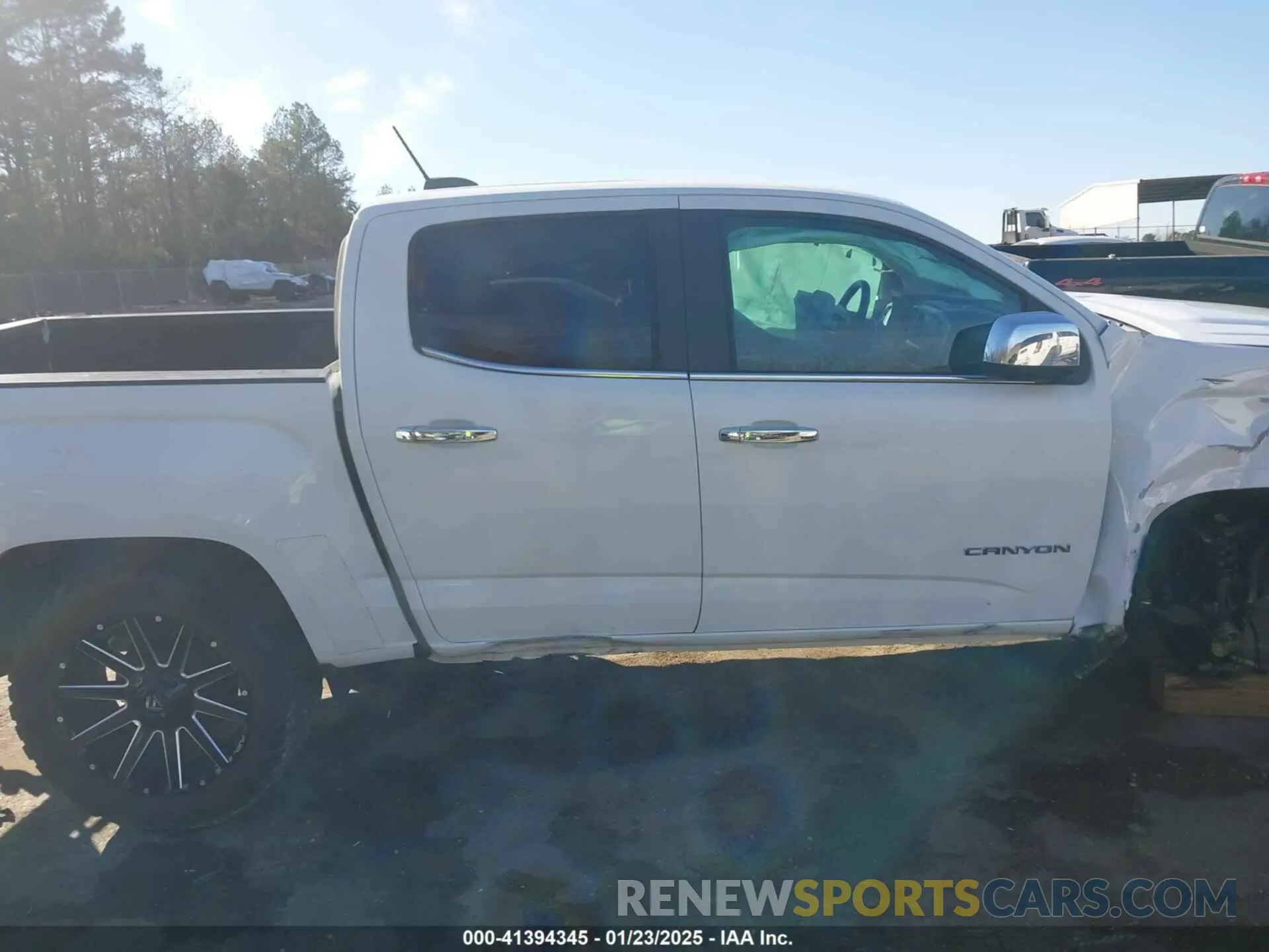 14 Photograph of a damaged car 1GTG6DEN8K1109070 GMC CANYON 2019