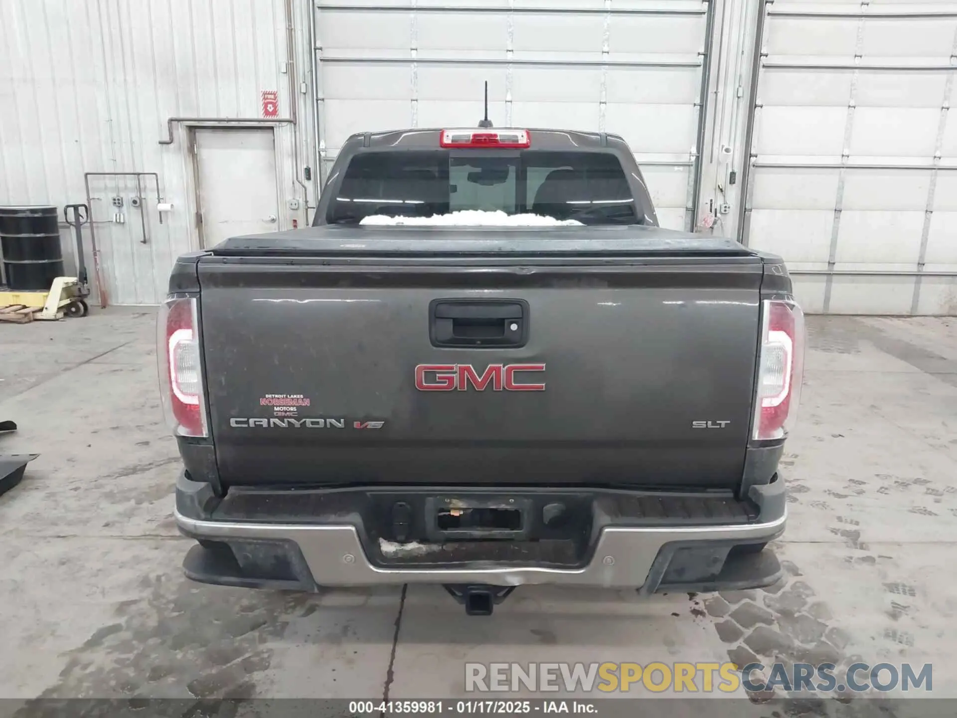 17 Photograph of a damaged car 1GTG6DEN8K1356749 GMC CANYON 2019
