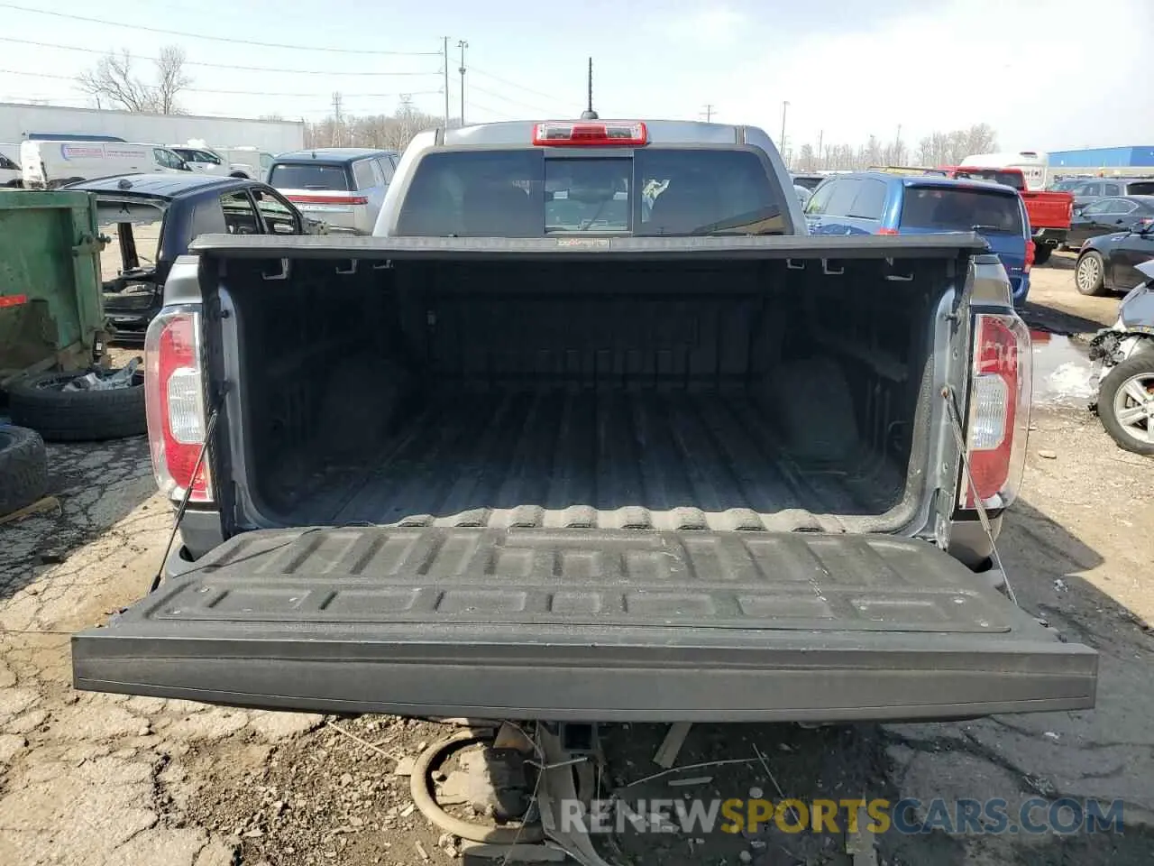 6 Photograph of a damaged car 1GTG6EEN1K1358882 GMC CANYON 2019