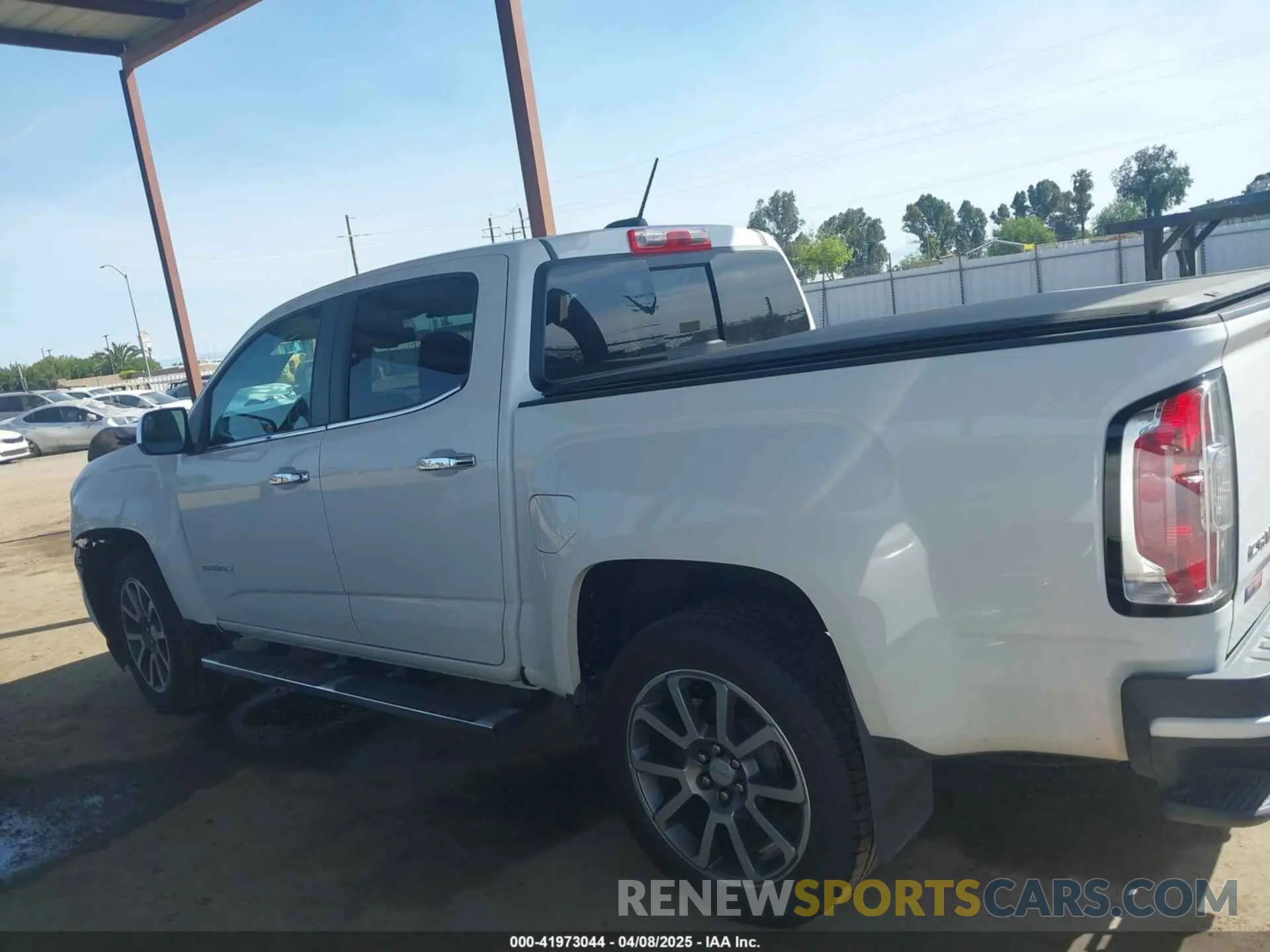 14 Photograph of a damaged car 1GTG6EEN2K1102637 GMC CANYON 2019