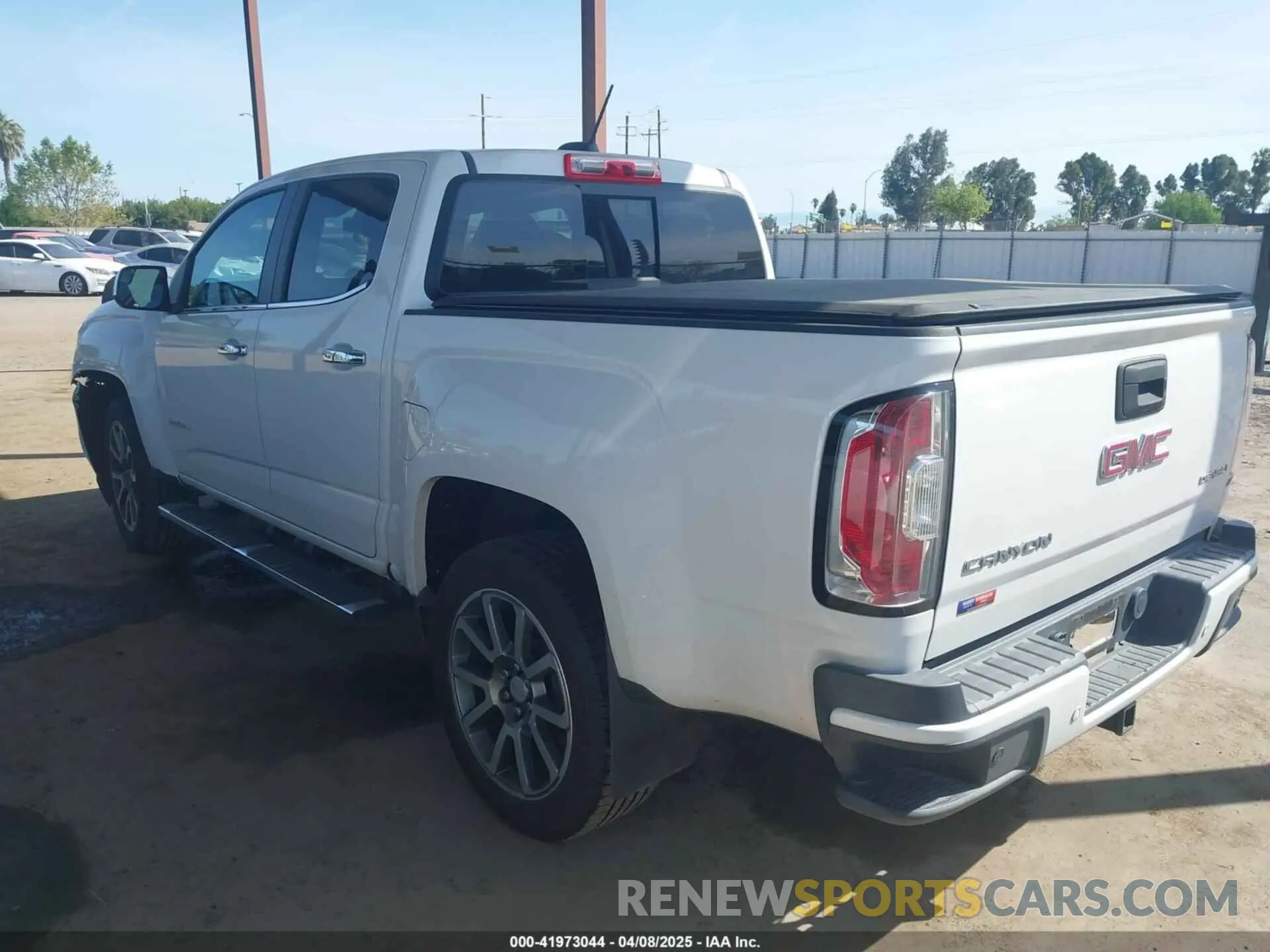 3 Photograph of a damaged car 1GTG6EEN2K1102637 GMC CANYON 2019