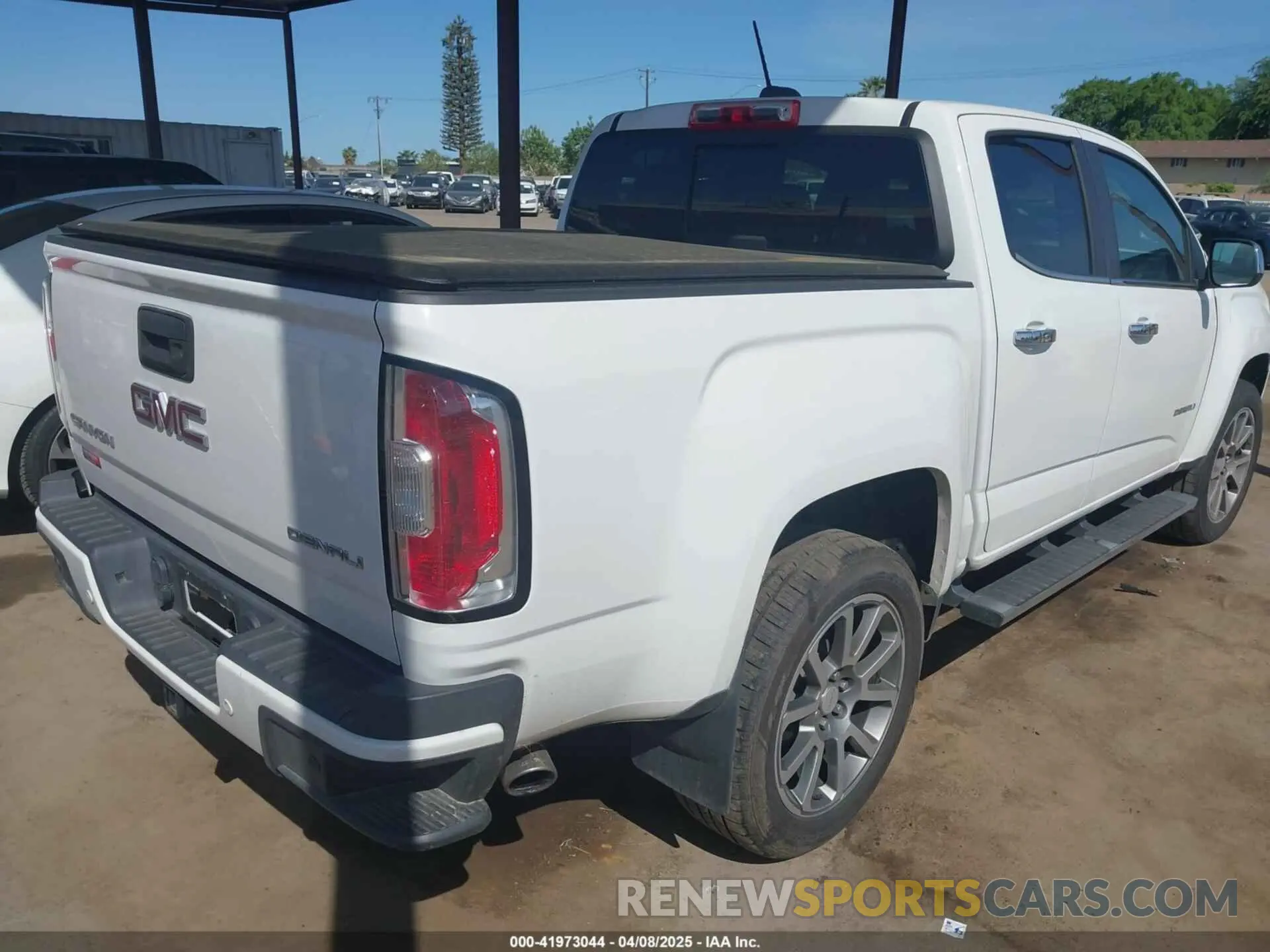 4 Photograph of a damaged car 1GTG6EEN2K1102637 GMC CANYON 2019