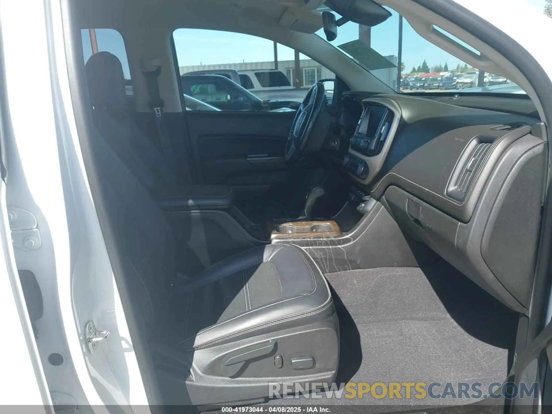 5 Photograph of a damaged car 1GTG6EEN2K1102637 GMC CANYON 2019