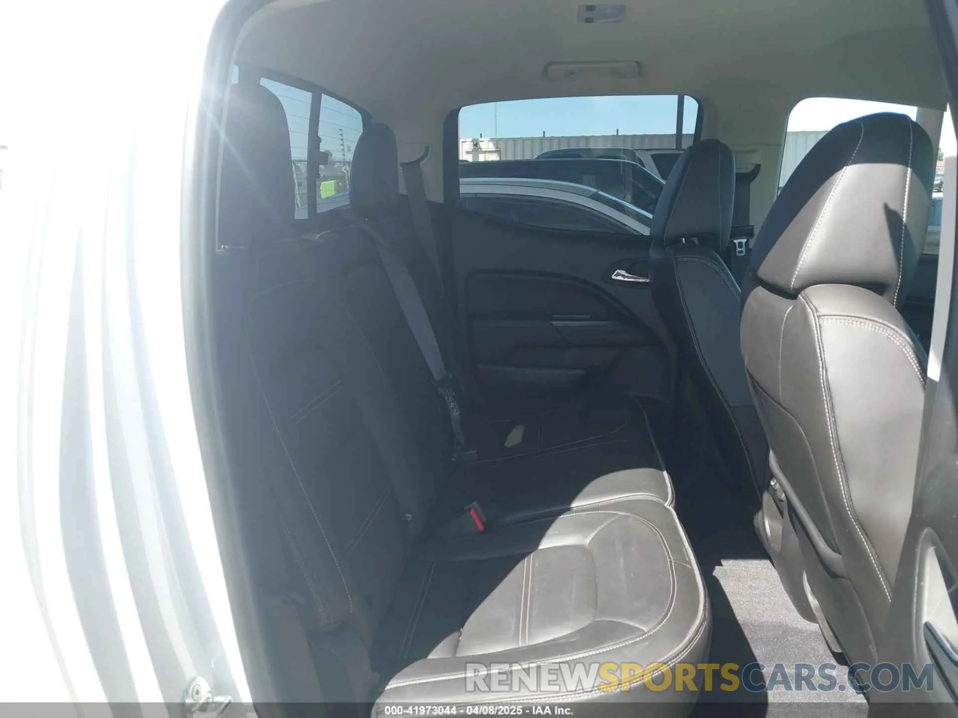 8 Photograph of a damaged car 1GTG6EEN2K1102637 GMC CANYON 2019