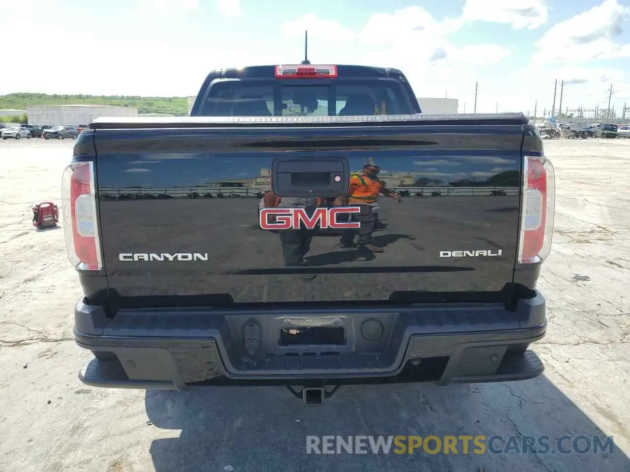 6 Photograph of a damaged car 1GTG6EEN3K1215657 GMC CANYON 2019