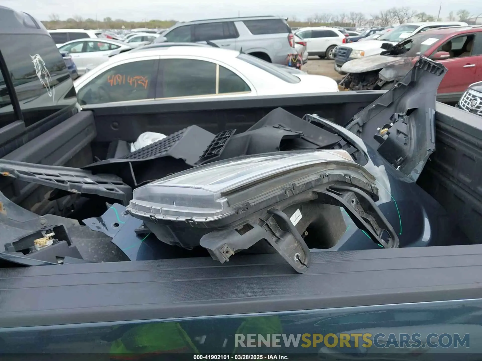 12 Photograph of a damaged car 1GTG6EEN6K1354469 GMC CANYON 2019