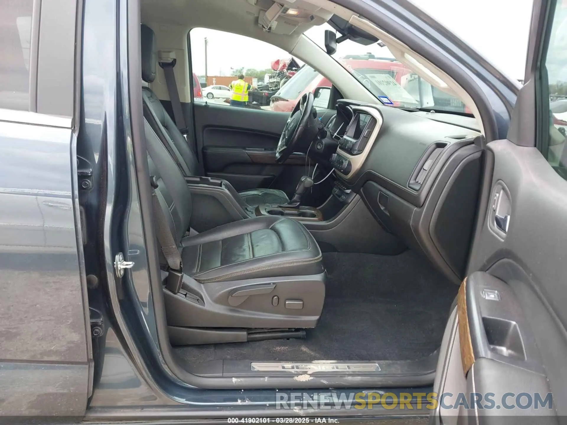 5 Photograph of a damaged car 1GTG6EEN6K1354469 GMC CANYON 2019