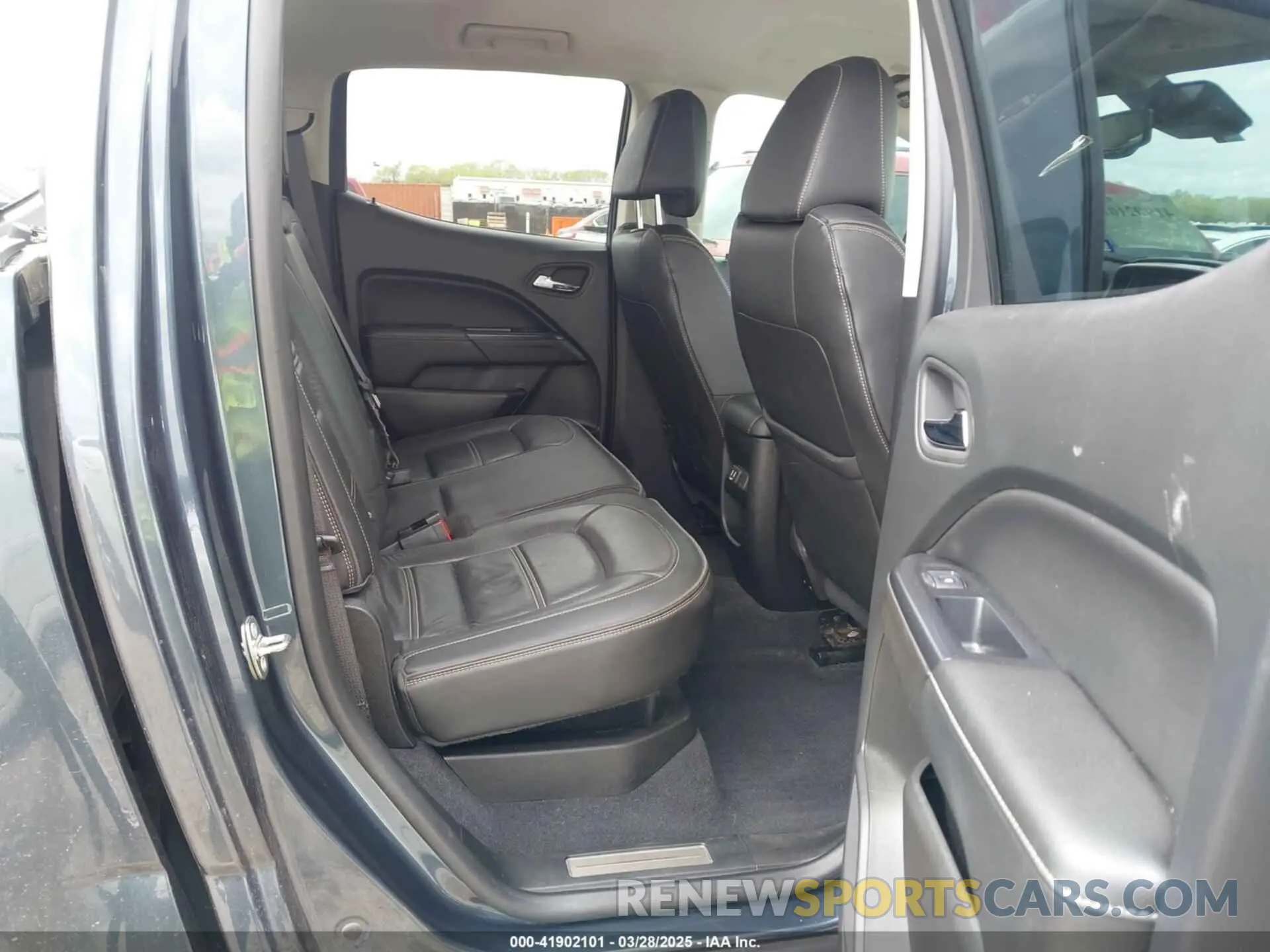 8 Photograph of a damaged car 1GTG6EEN6K1354469 GMC CANYON 2019