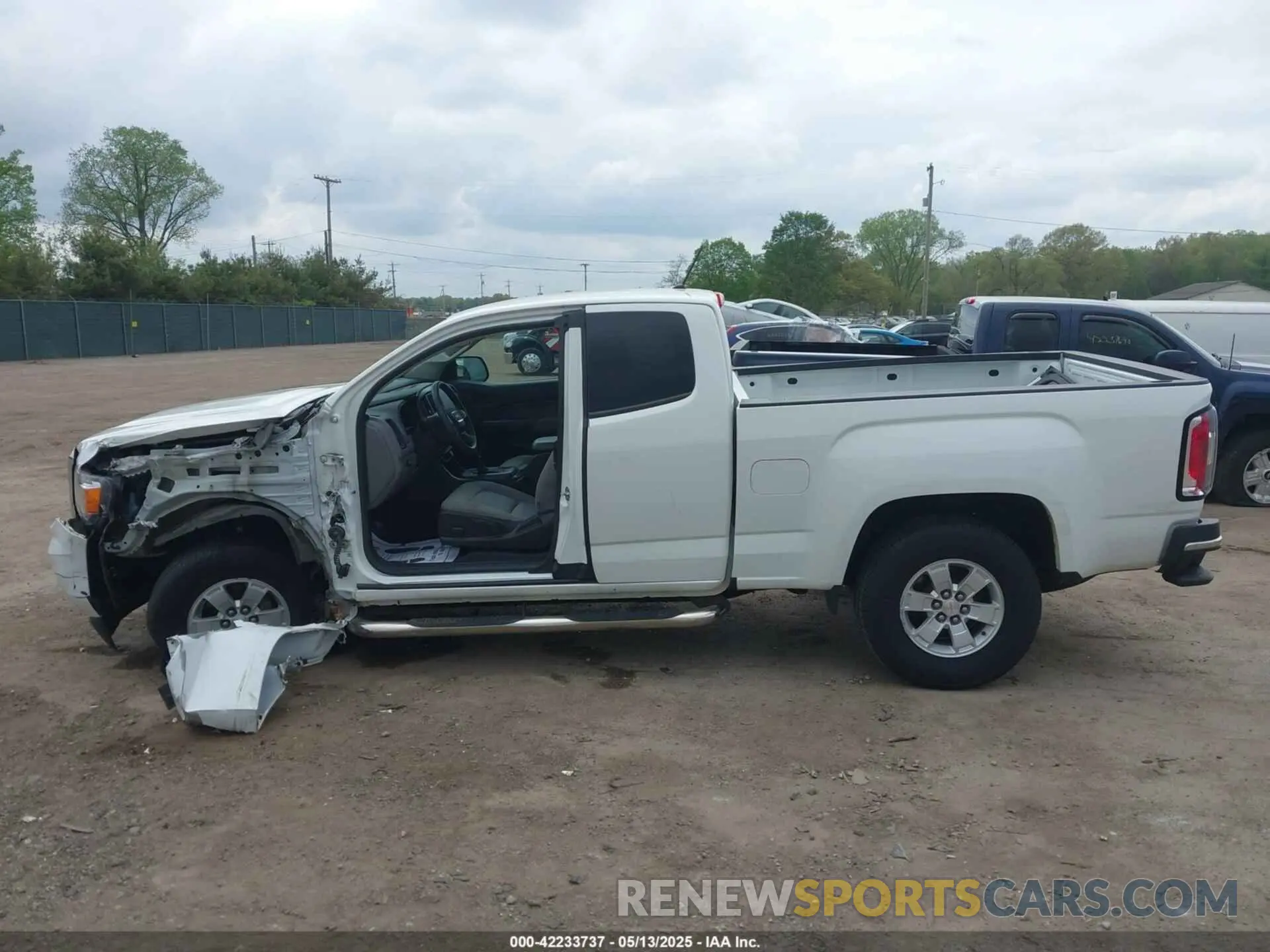 15 Photograph of a damaged car 1GTH5BEN6K1295820 GMC CANYON 2019