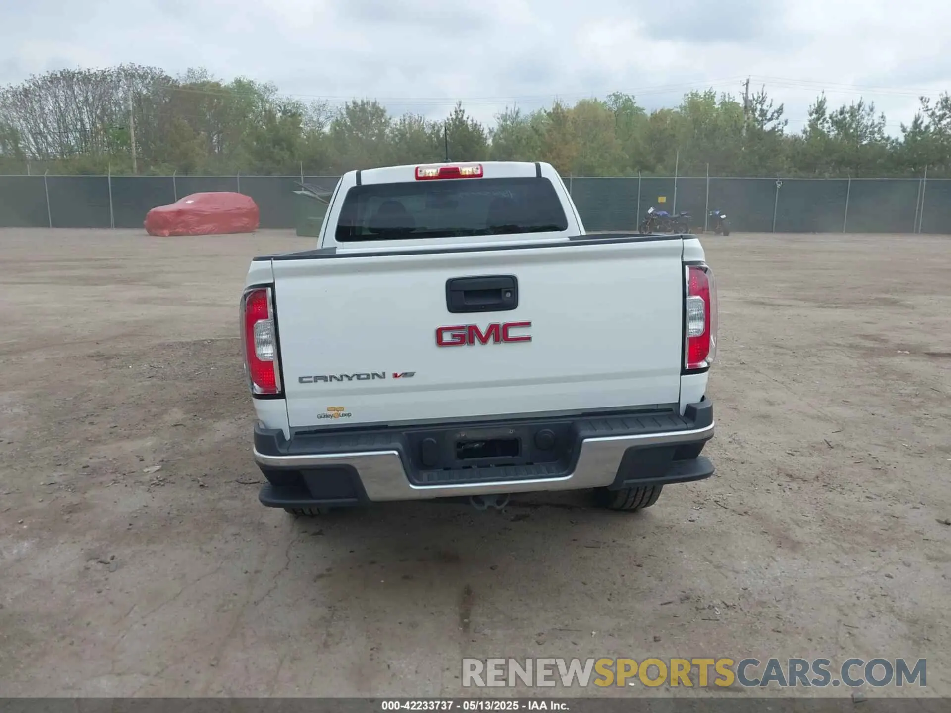 17 Photograph of a damaged car 1GTH5BEN6K1295820 GMC CANYON 2019