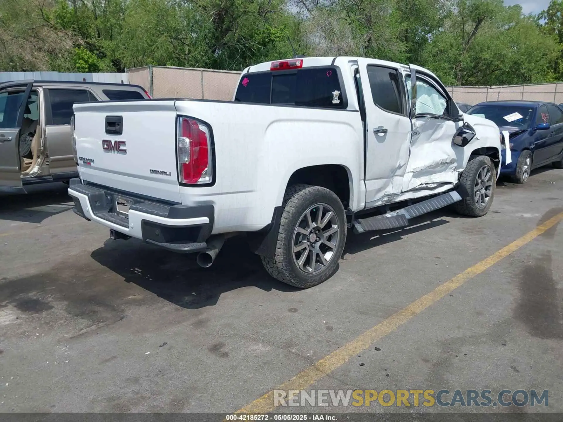 4 Photograph of a damaged car 1GTP6EE17K1197872 GMC CANYON 2019