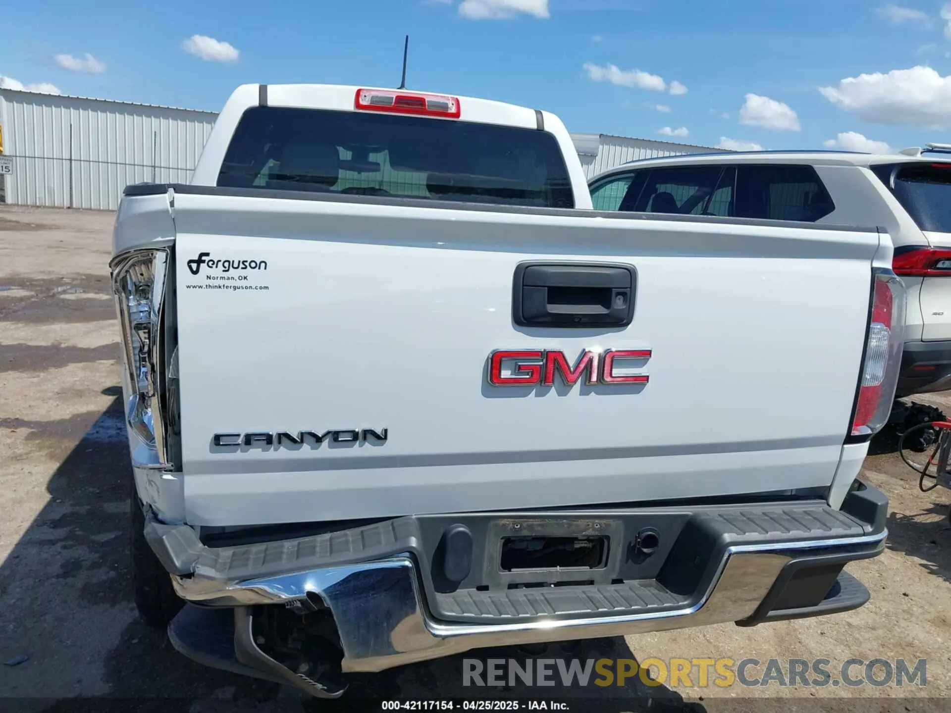 16 Photograph of a damaged car 1GTG5BEA3L1224410 GMC CANYON 2020