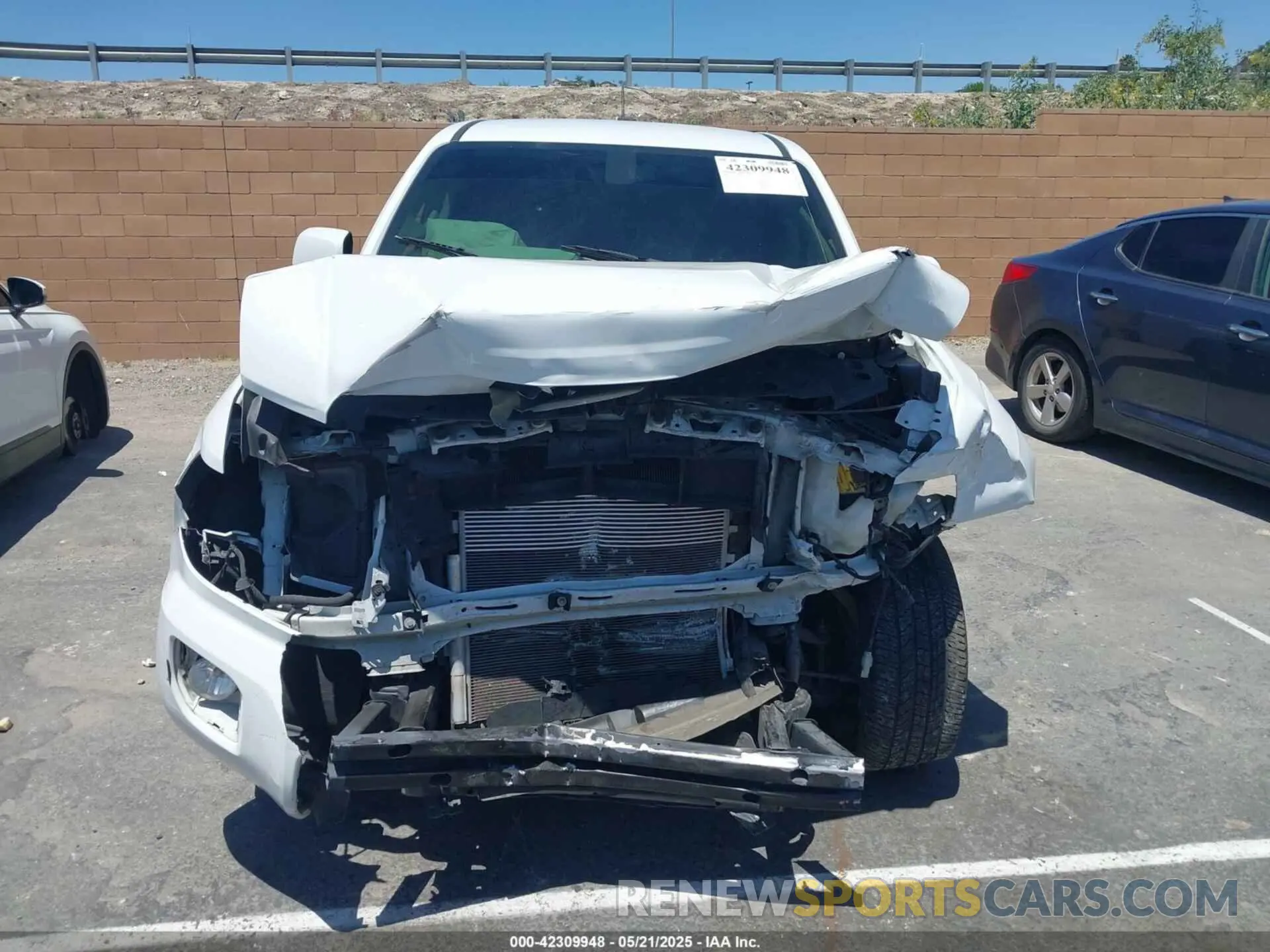13 Photograph of a damaged car 1GTG5CEN7L1124478 GMC CANYON 2020