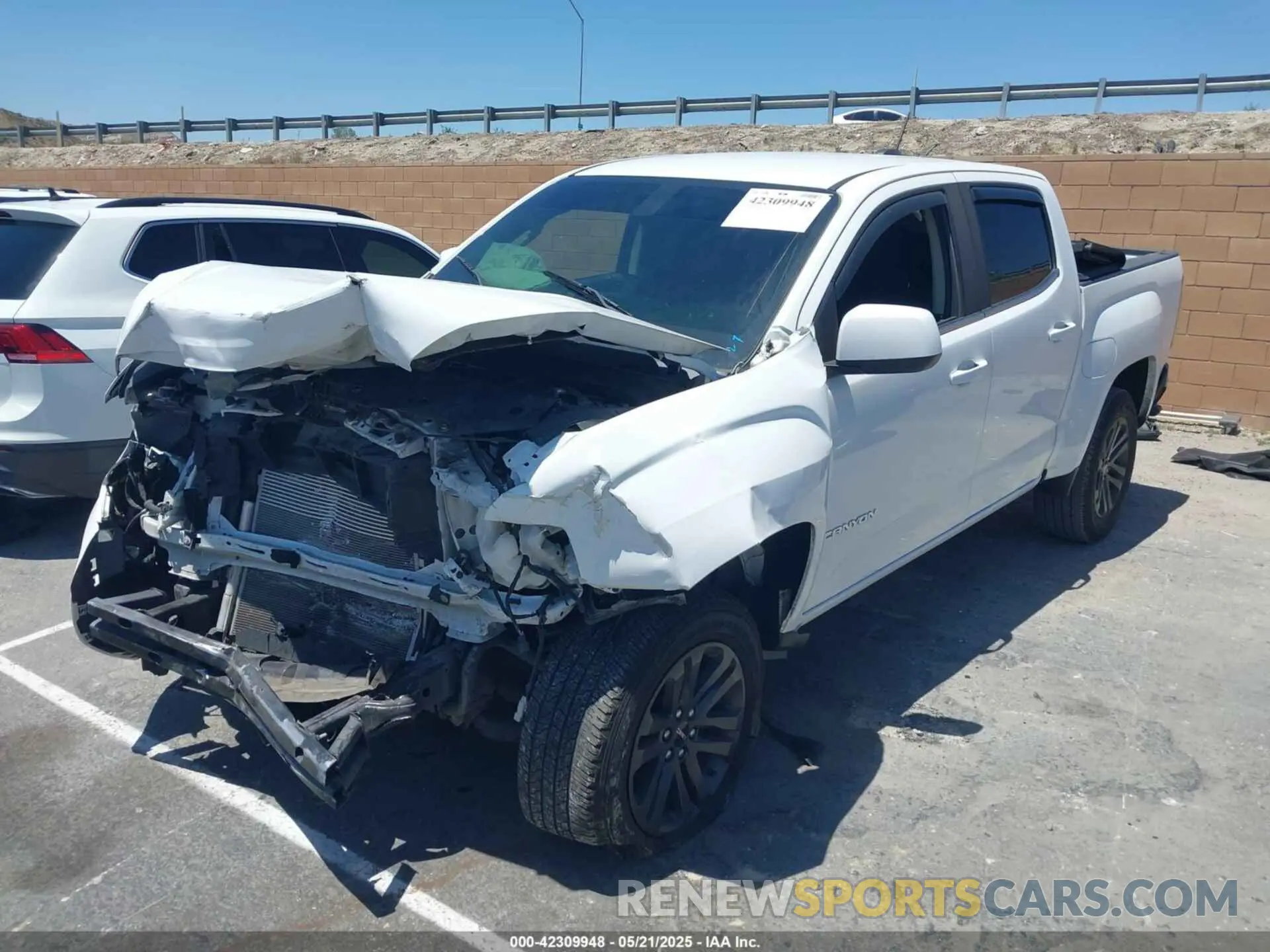 2 Photograph of a damaged car 1GTG5CEN7L1124478 GMC CANYON 2020