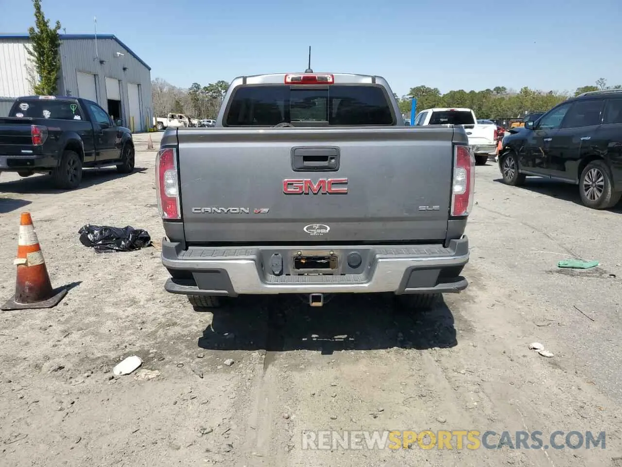6 Photograph of a damaged car 1GTG5CENXL1115144 GMC CANYON 2020