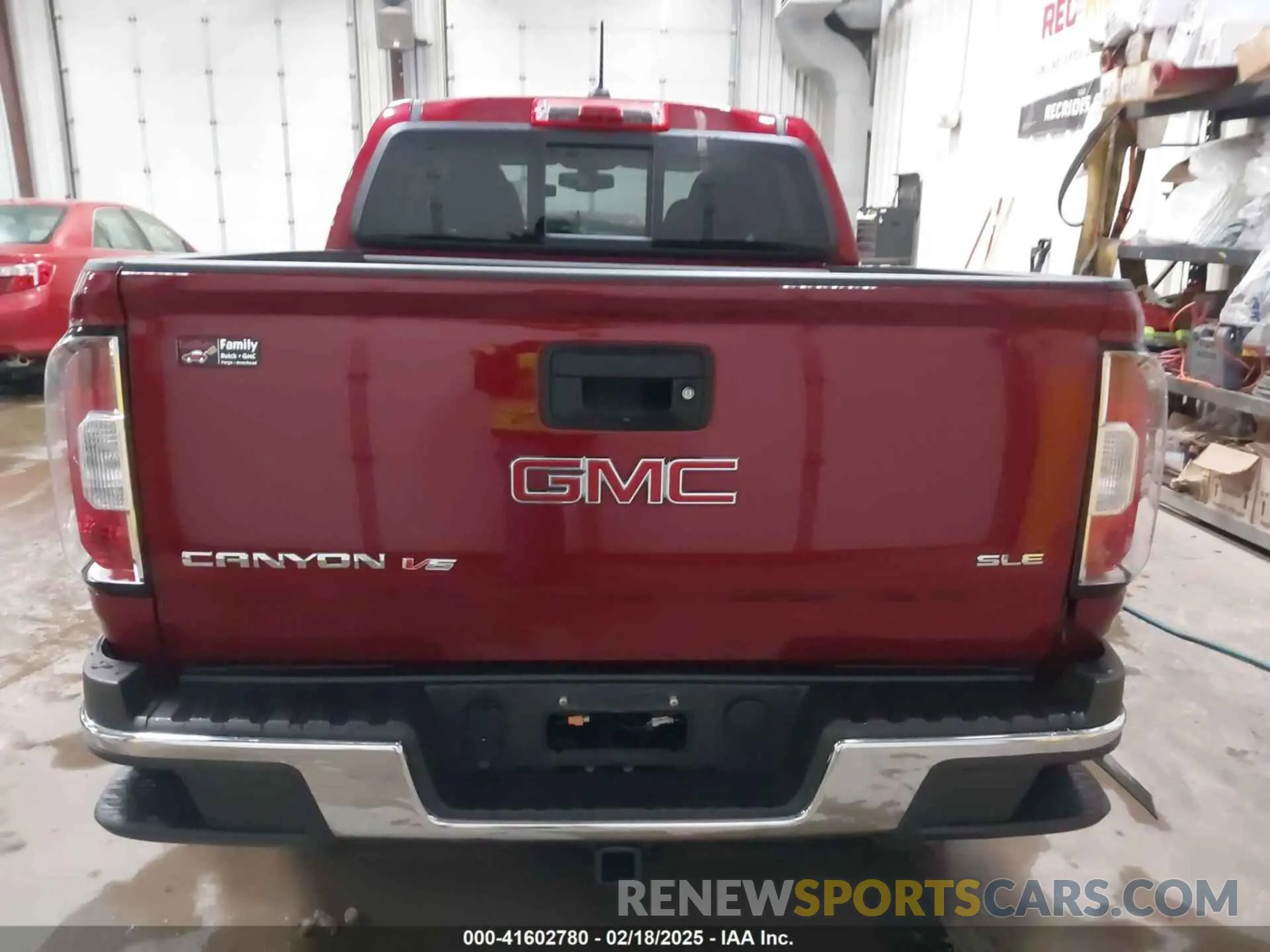 17 Photograph of a damaged car 1GTG6CENXL1163434 GMC CANYON 2020