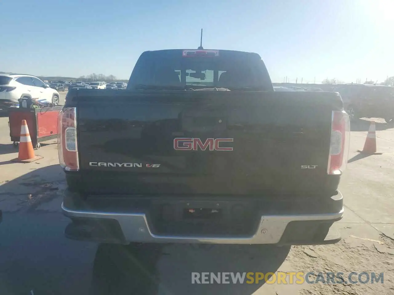 6 Photograph of a damaged car 1GTG6DEN8L1104856 GMC CANYON 2020