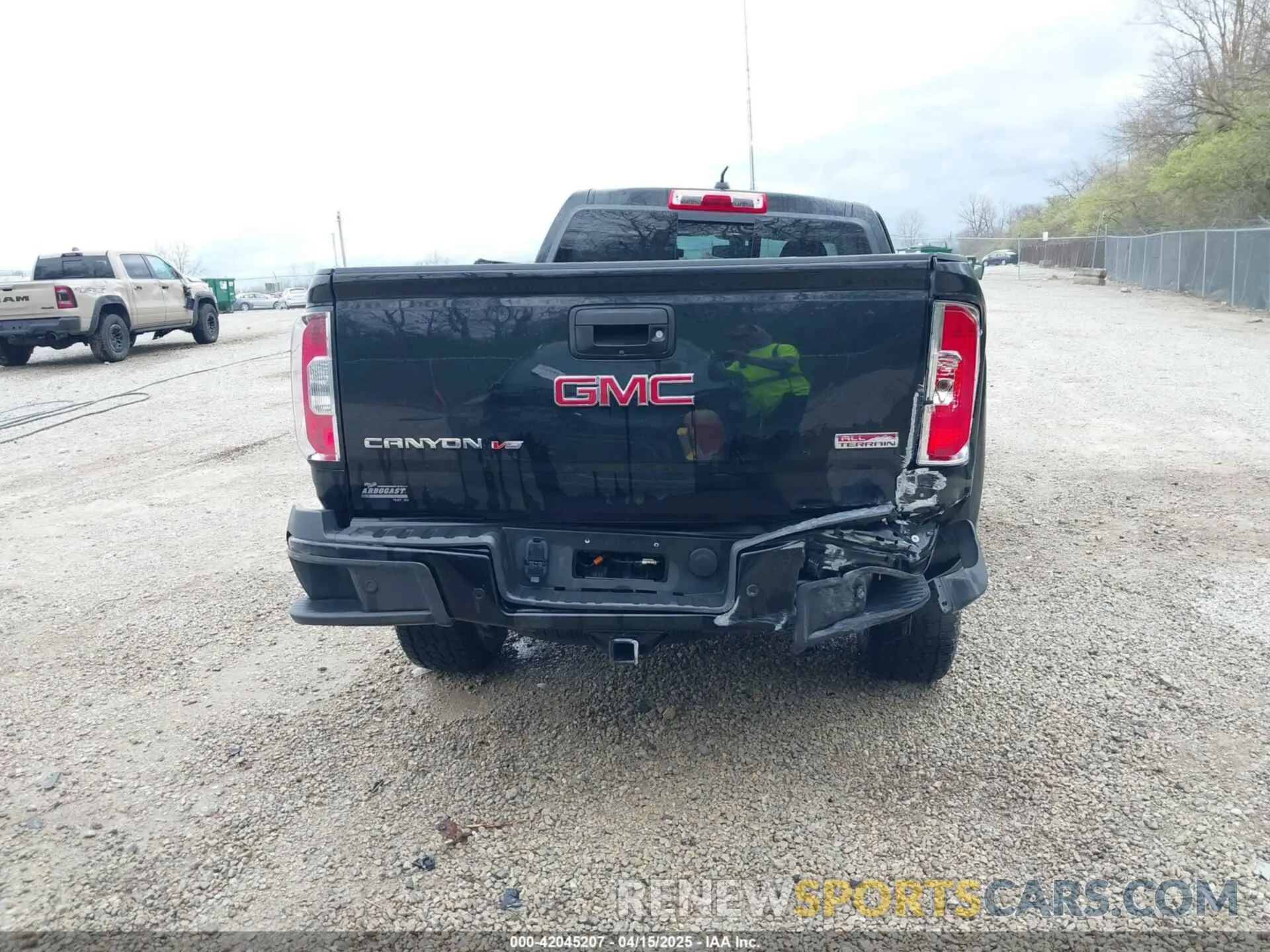 16 Photograph of a damaged car 1GTG6FEN8L1181187 GMC CANYON 2020