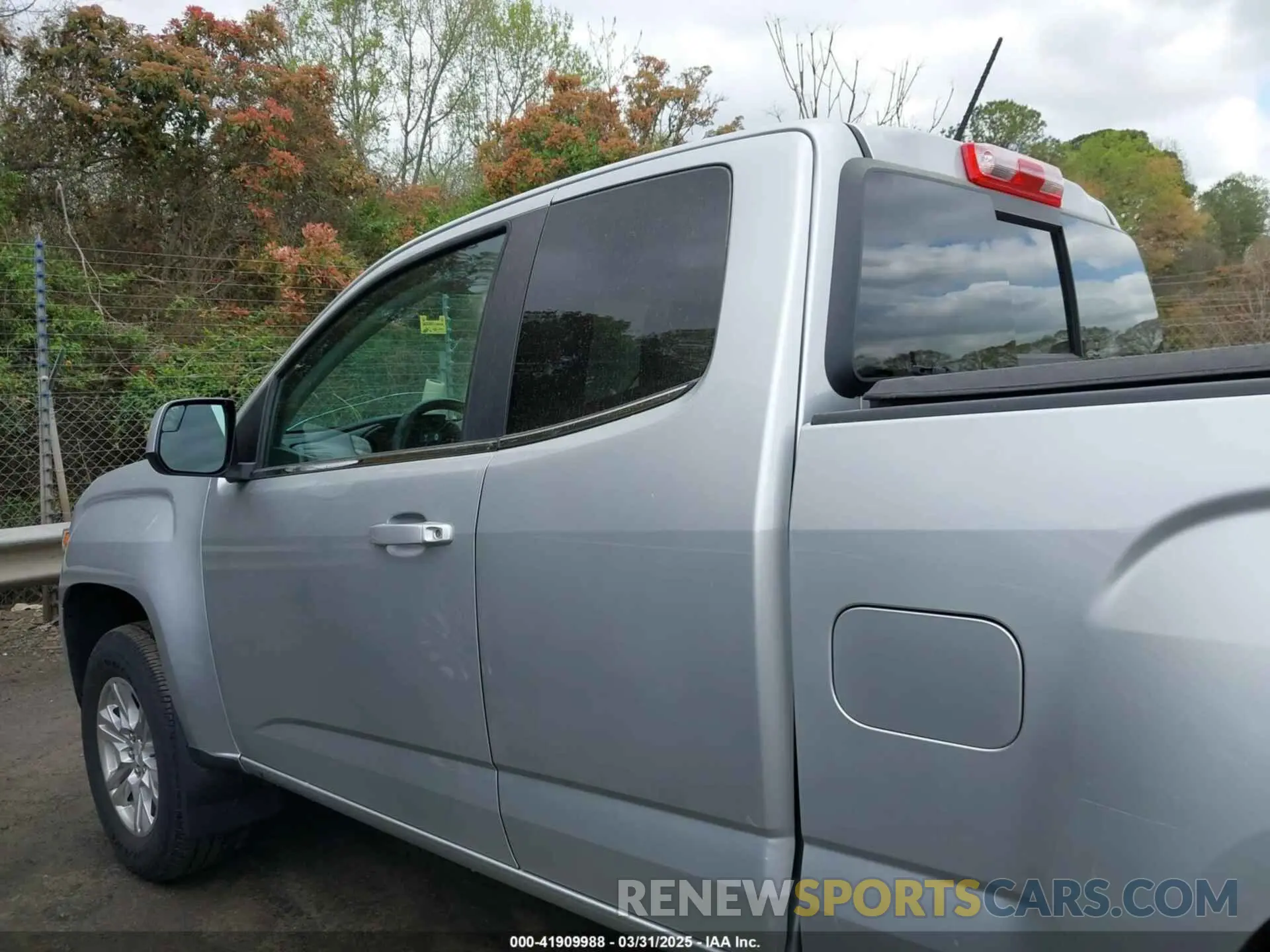 14 Photograph of a damaged car 1GTH6CEN6L1175293 GMC CANYON 2020