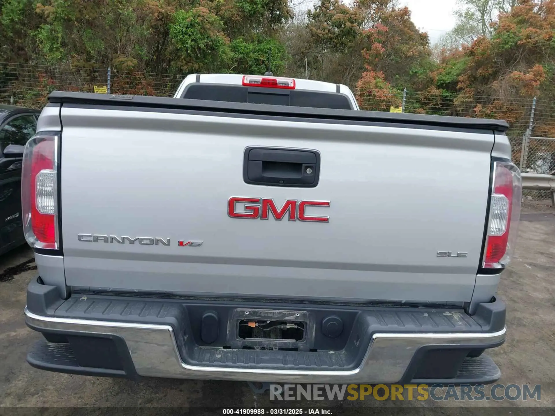 16 Photograph of a damaged car 1GTH6CEN6L1175293 GMC CANYON 2020
