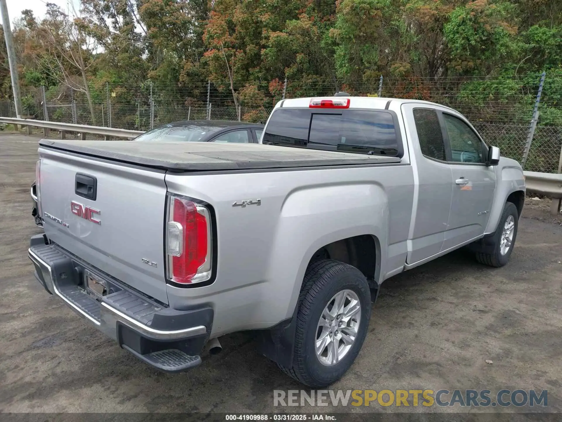 4 Photograph of a damaged car 1GTH6CEN6L1175293 GMC CANYON 2020