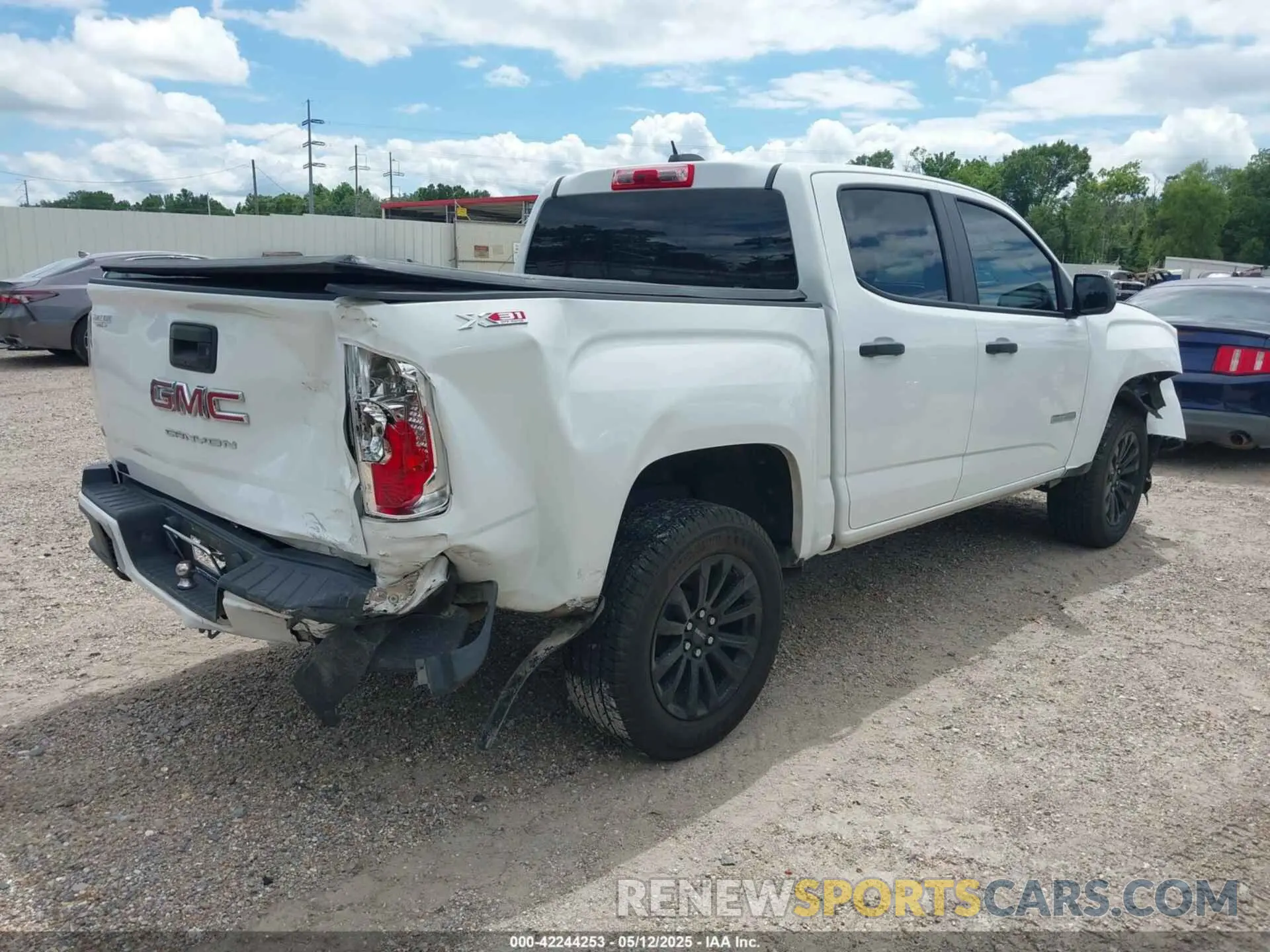 4 Photograph of a damaged car 1GTG5BEA0M1118949 GMC CANYON 2021