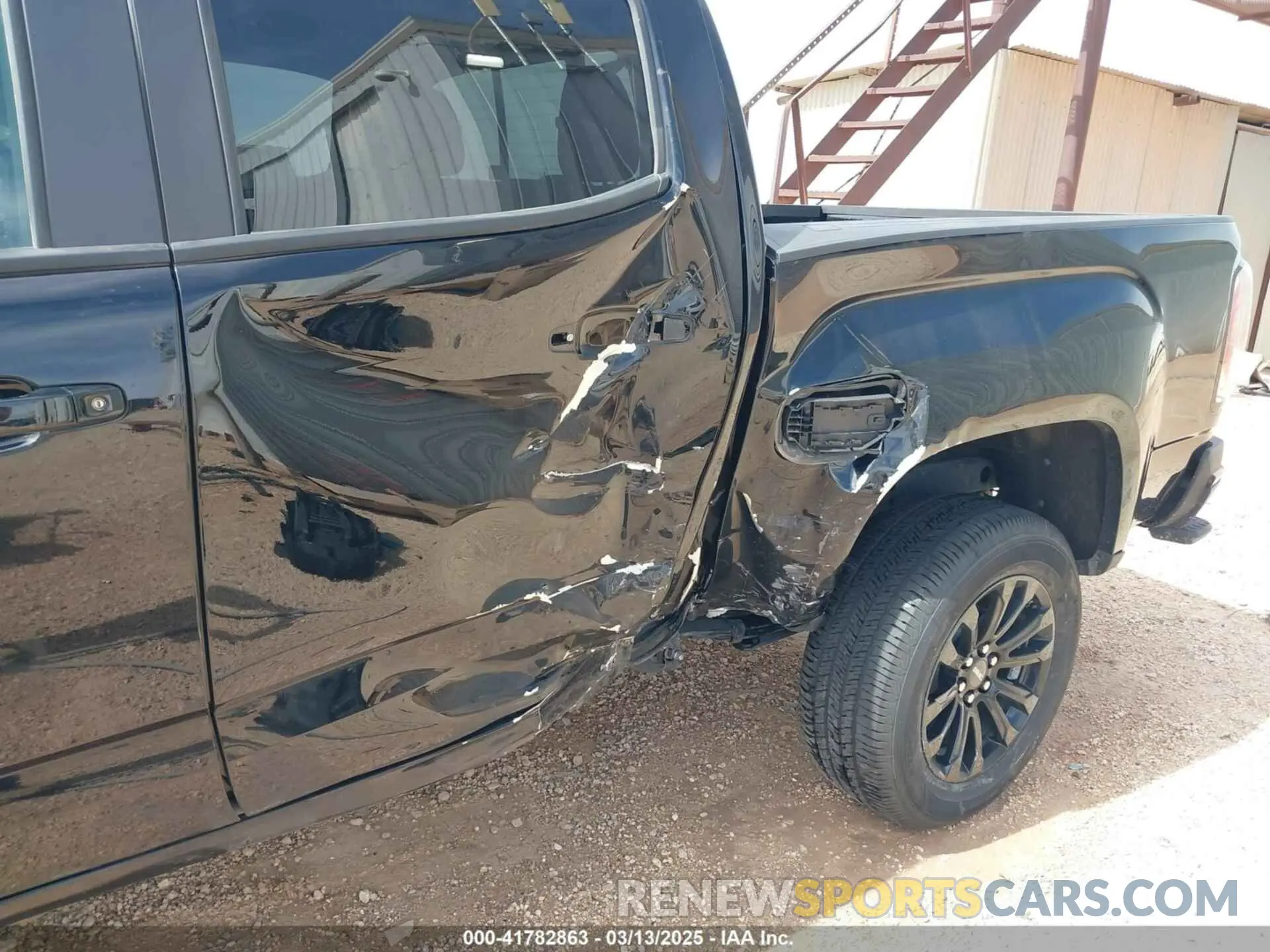17 Photograph of a damaged car 1GTG5CEN4M1290149 GMC CANYON 2021