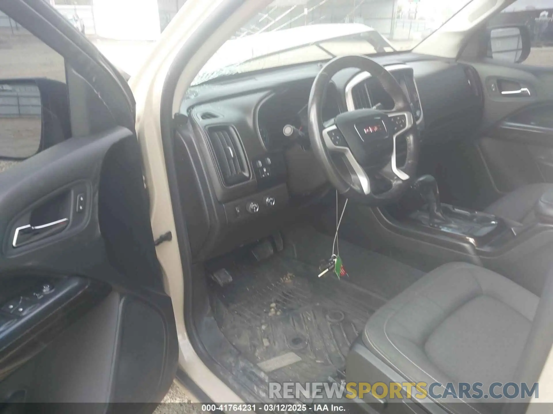18 Photograph of a damaged car 1GTG6CEN4M1279682 GMC CANYON 2021