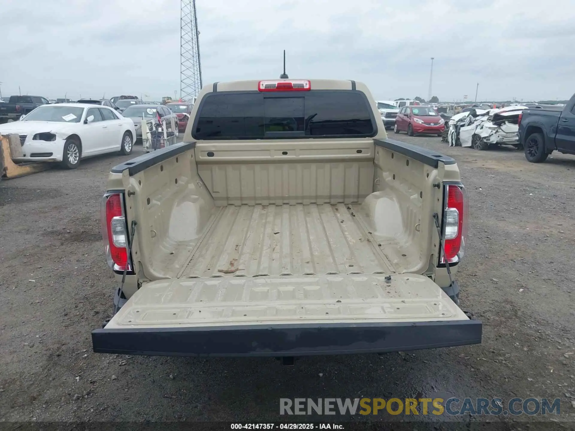 17 Photograph of a damaged car 1GTG6CEN9M1133620 GMC CANYON 2021