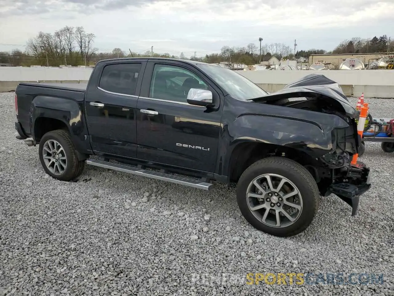 4 Photograph of a damaged car 1GTG6EEN3M1101872 GMC CANYON 2021
