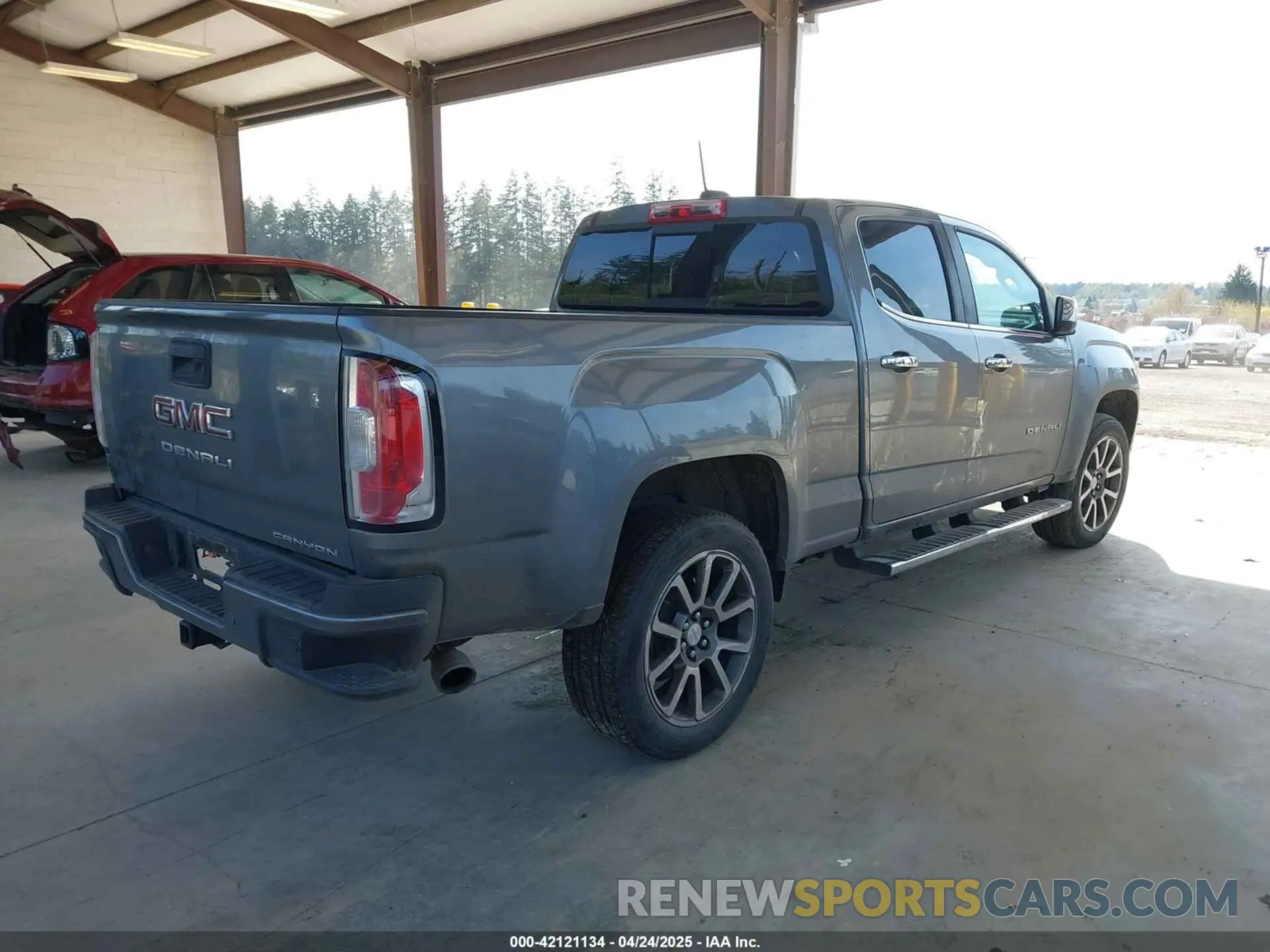 4 Photograph of a damaged car 1GTG6EEN5M1102747 GMC CANYON 2021