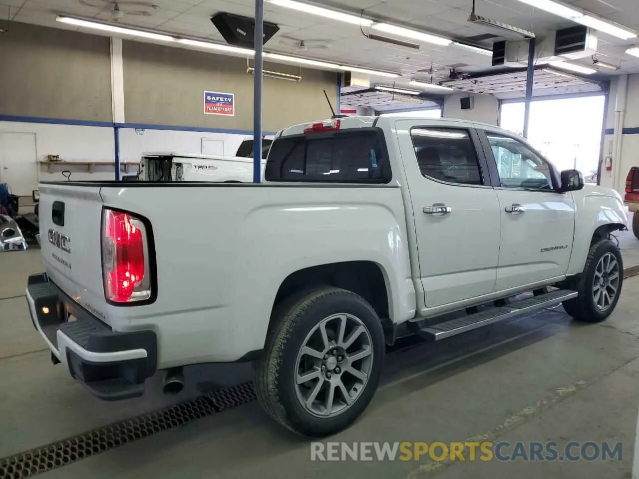 3 Photograph of a damaged car 1GTG6EEN6M1142514 GMC CANYON 2021