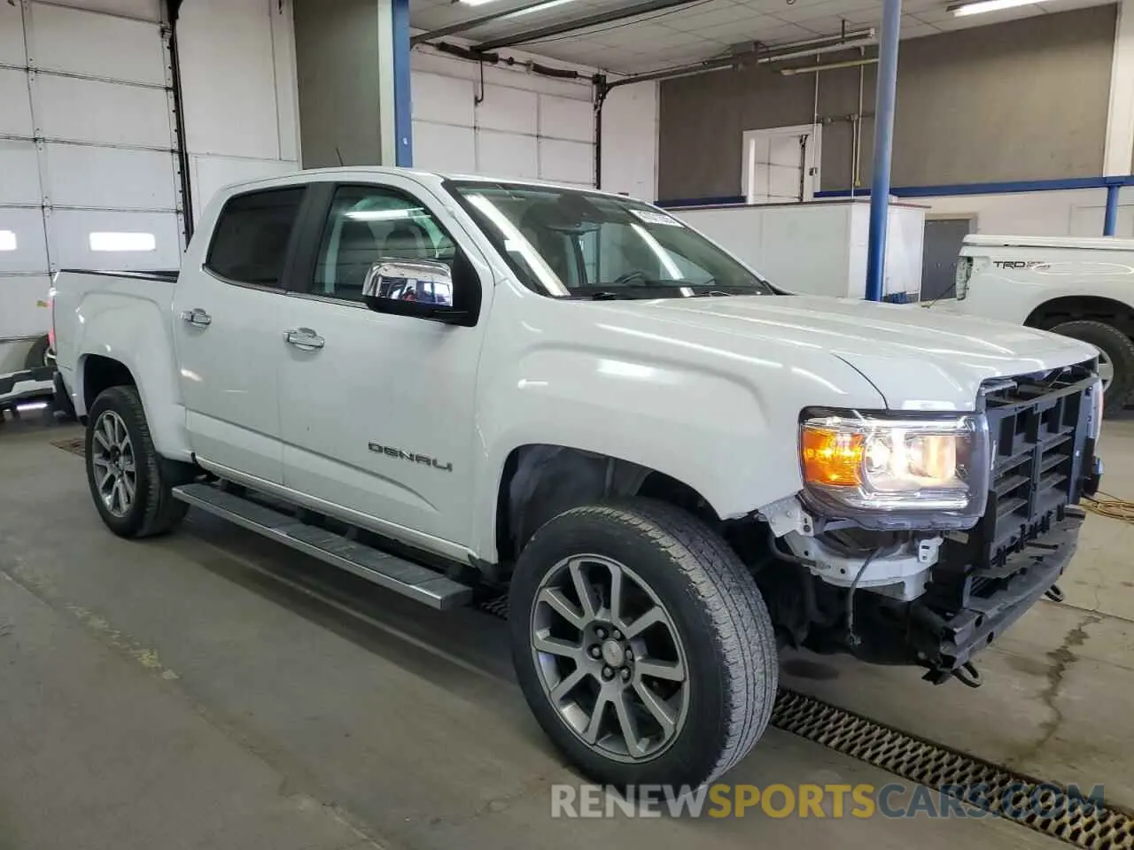 4 Photograph of a damaged car 1GTG6EEN6M1142514 GMC CANYON 2021