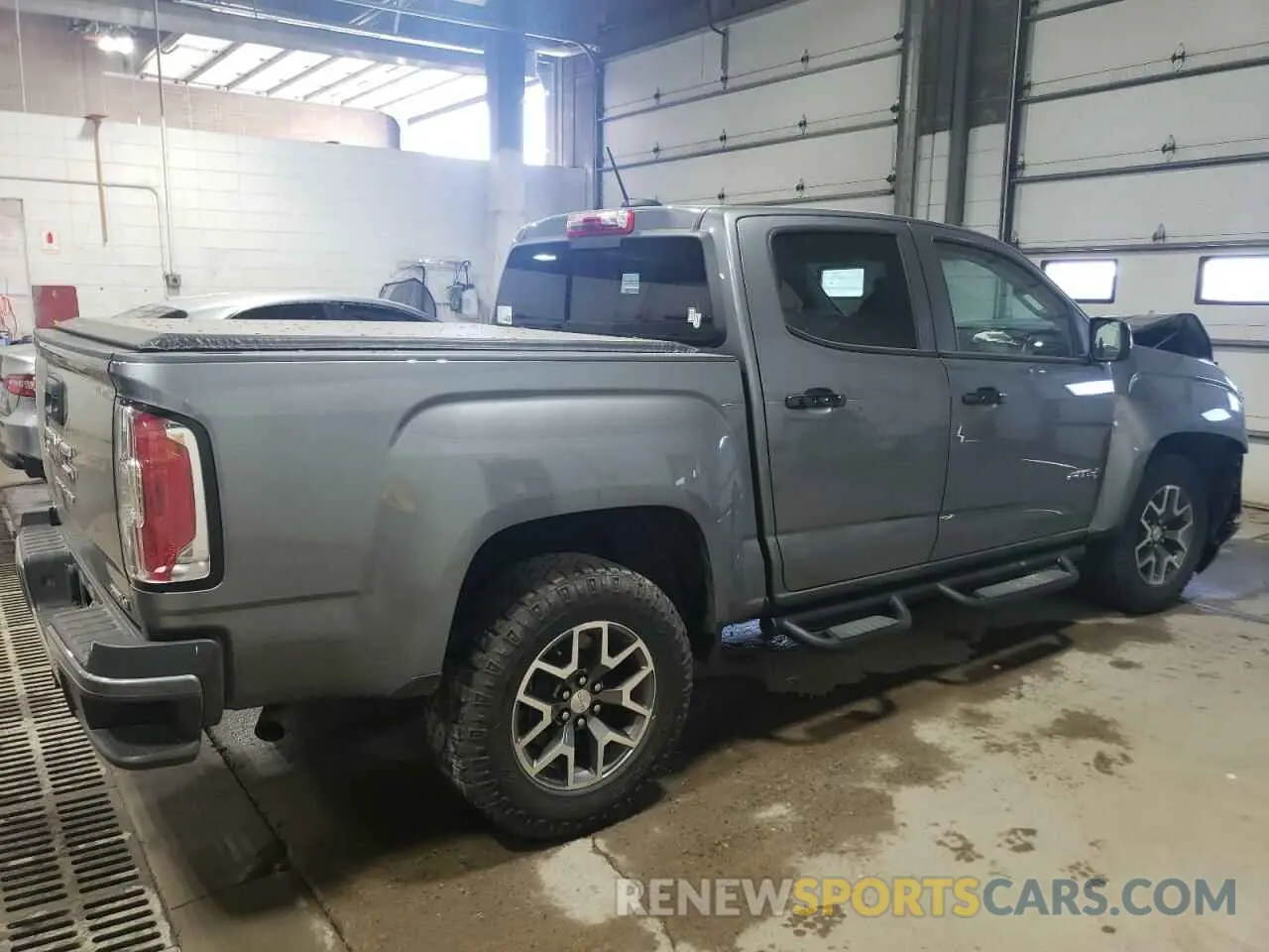 3 Photograph of a damaged car 1GTG6FEN1M1203936 GMC CANYON 2021
