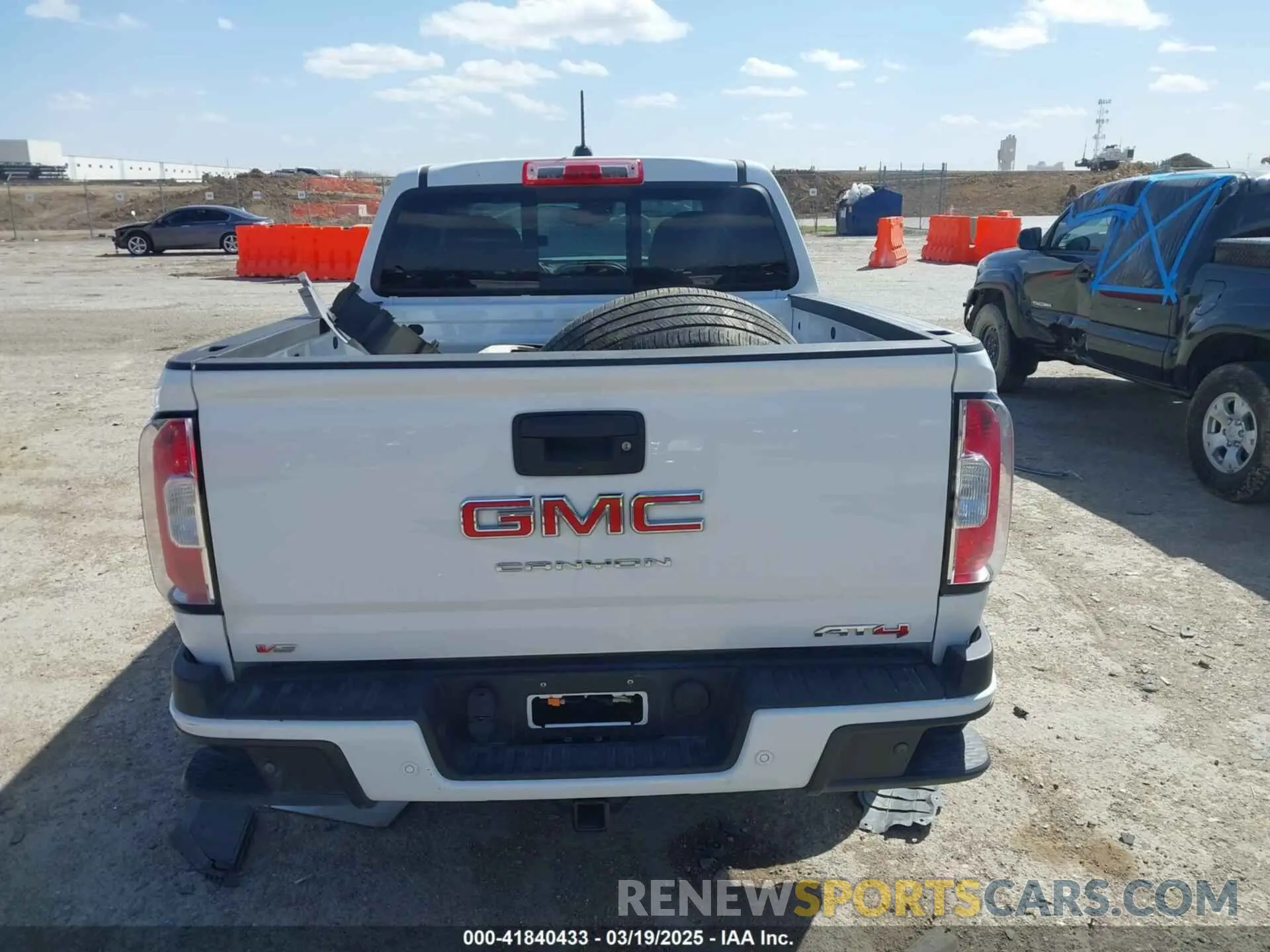 17 Photograph of a damaged car 1GTG6FEN4M1284091 GMC CANYON 2021