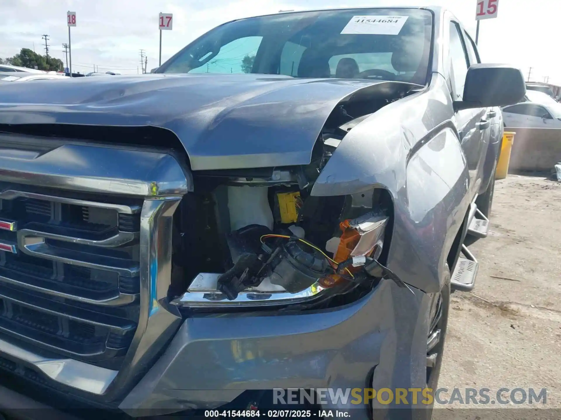 17 Photograph of a damaged car 1GTG5BEN3N1174324 GMC CANYON 2022