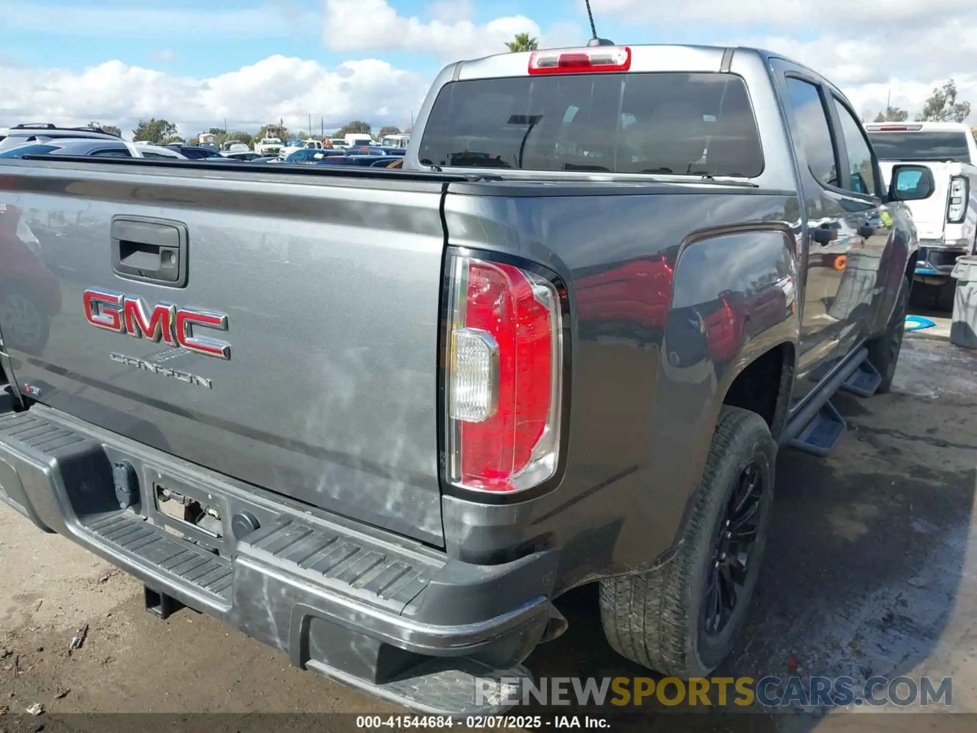 4 Photograph of a damaged car 1GTG5BEN3N1174324 GMC CANYON 2022